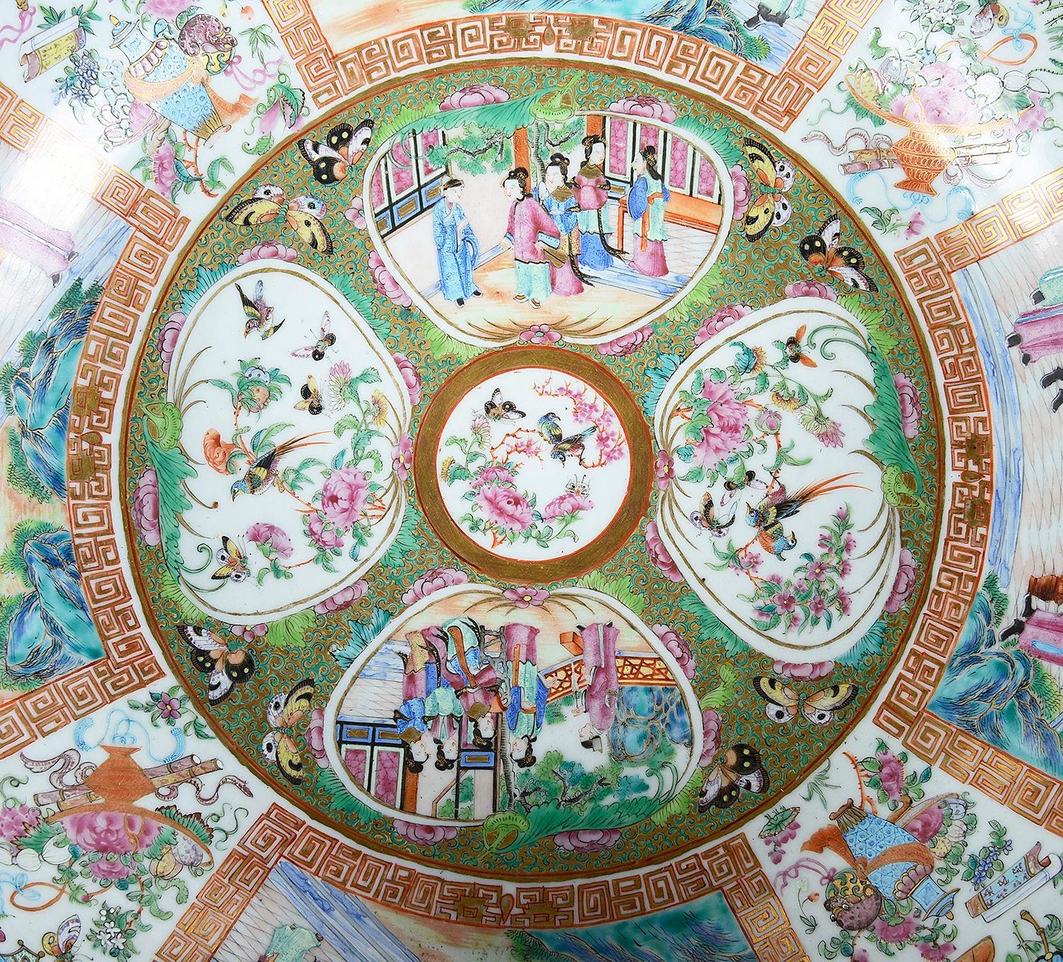 Große Rosenmedaillon-Schale aus dem 19. Jahrhundert, 51 cm (20