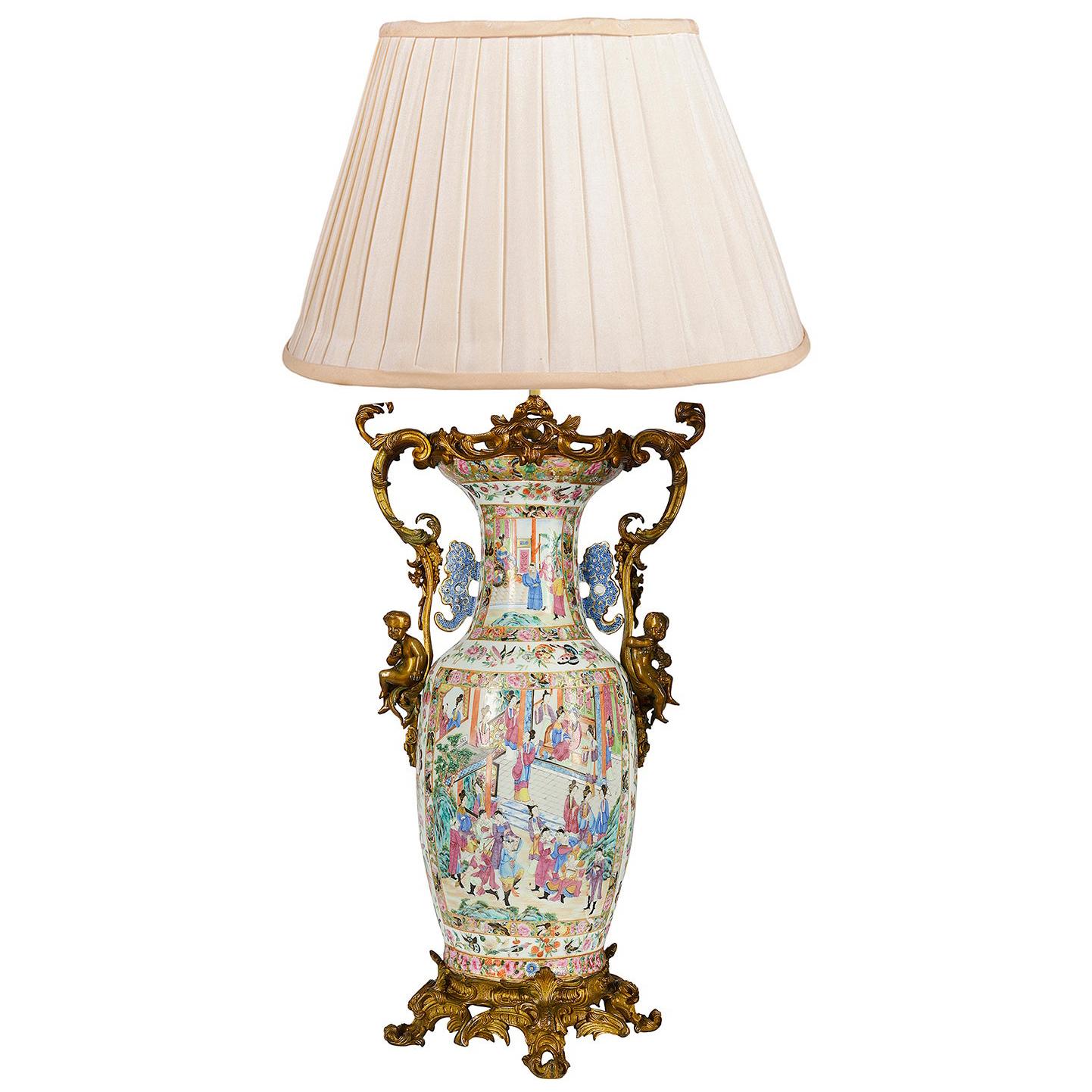 Große Vase oder Lampe mit Rosenmedaillon aus dem 19. Jahrhundert, Goldbronze montiert