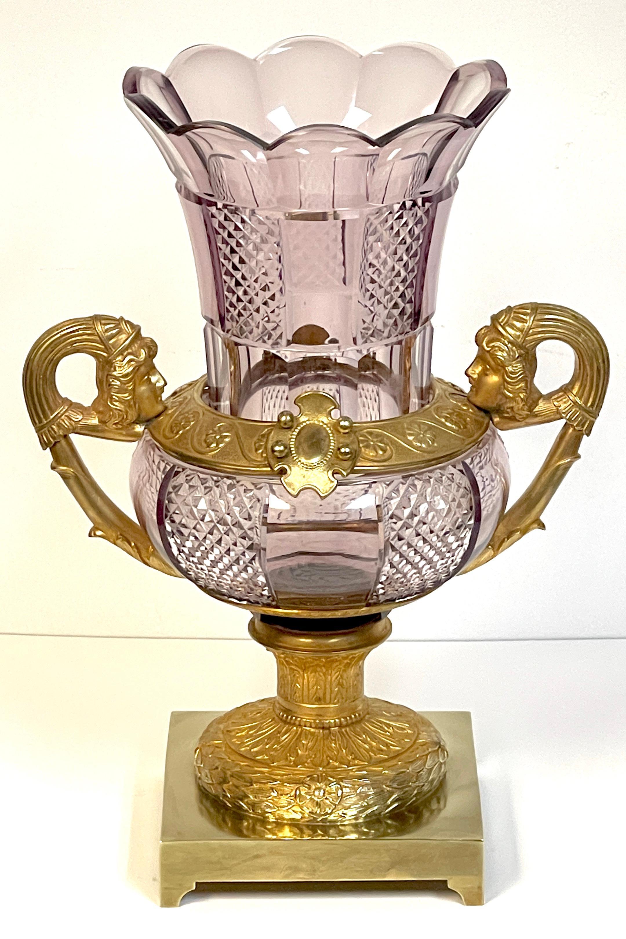Grand vase néoclassique russe du 19ème siècle en verre taillé en ormolu et améthyste en vente 3