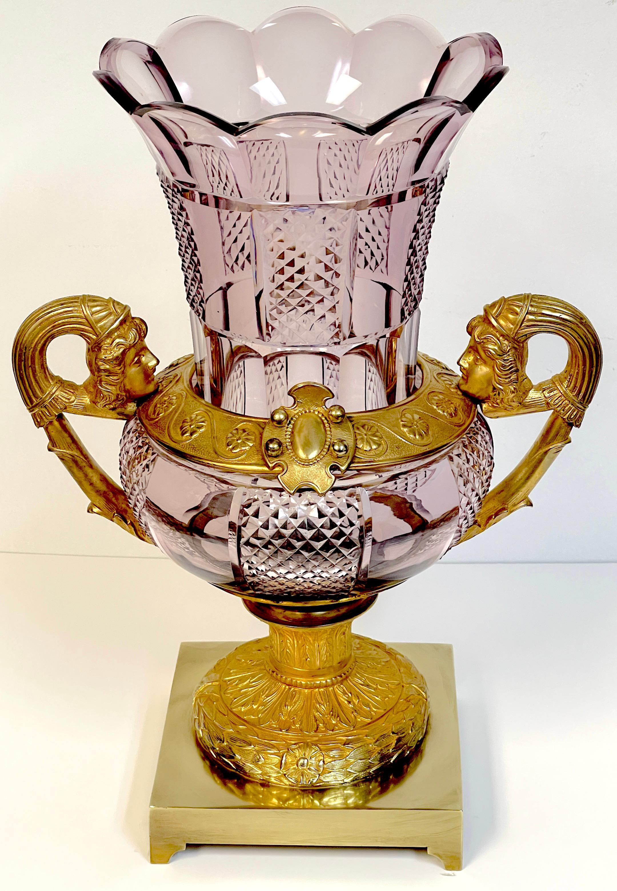XIXe siècle Grand vase néoclassique russe du 19ème siècle en verre taillé en ormolu et améthyste en vente