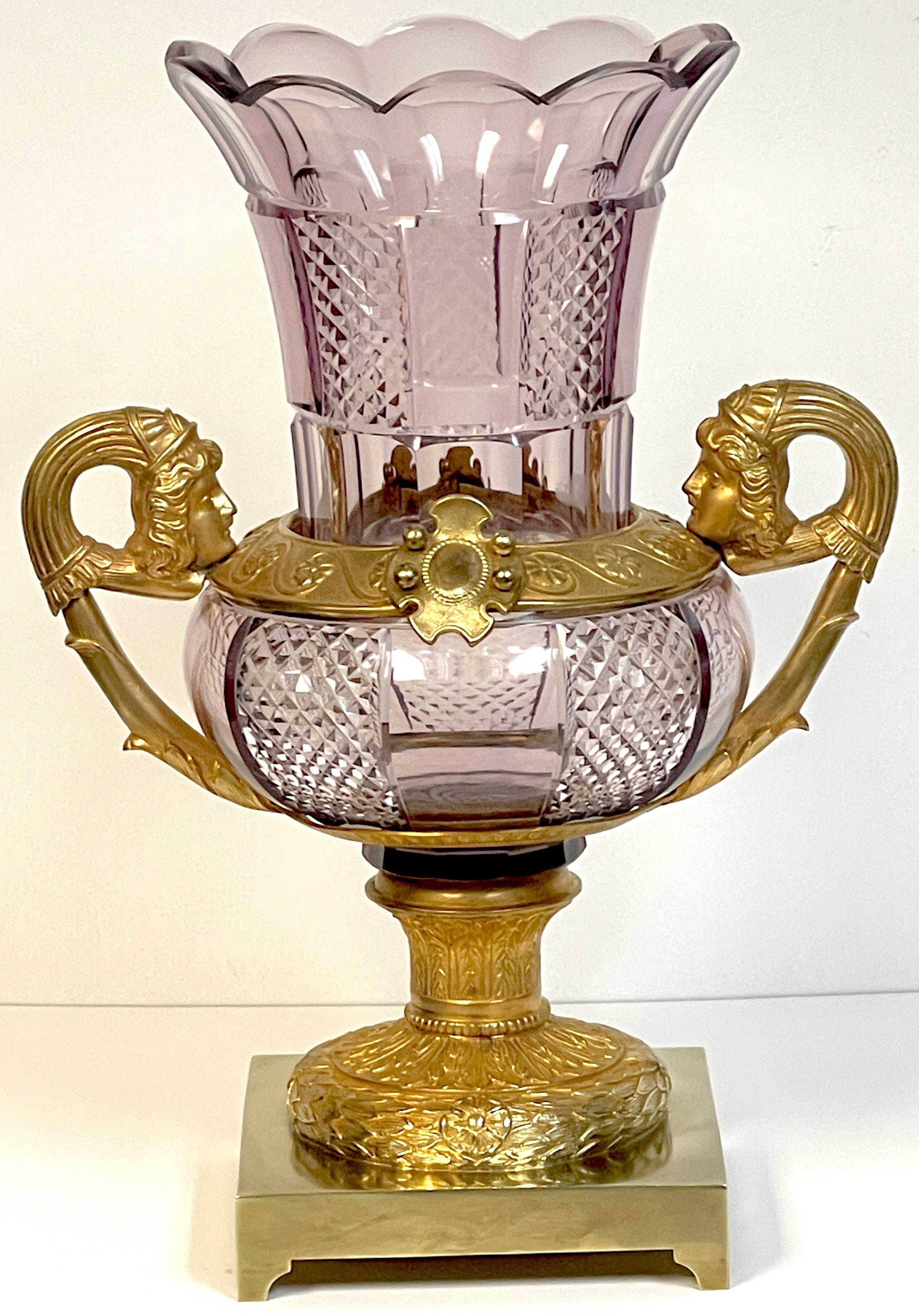 Grand vase néoclassique russe du 19ème siècle en verre taillé en ormolu et améthyste en vente 2