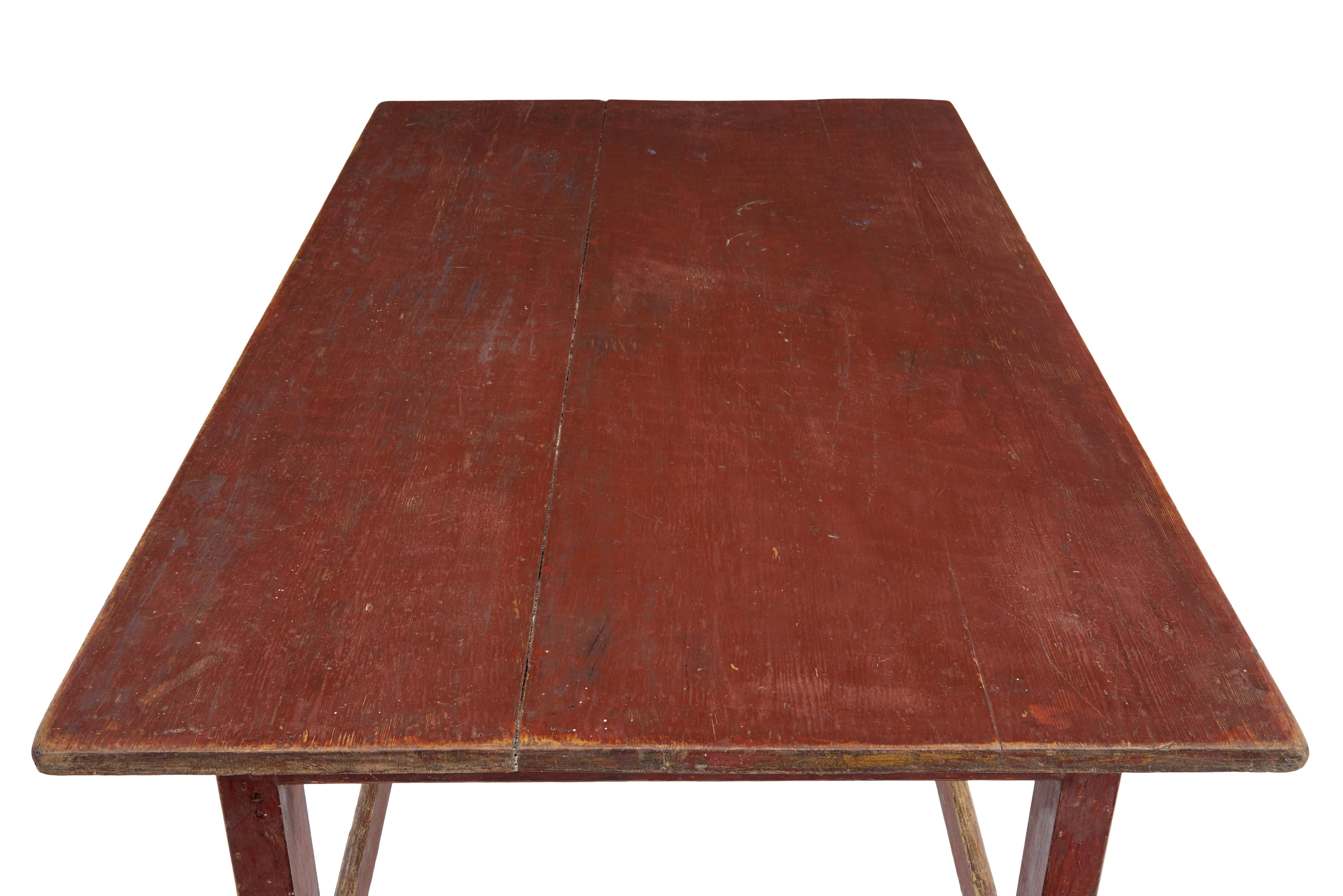 Grande table scandinave en pin peint du 19e siècle, vers 1870.

Table de travail peinte à la main avec un plateau à 3 planches. Pieds droits, avec des traverses en haut et en bas sur tout le pourtour.

Idéal comme bureau ou comme présentoir de