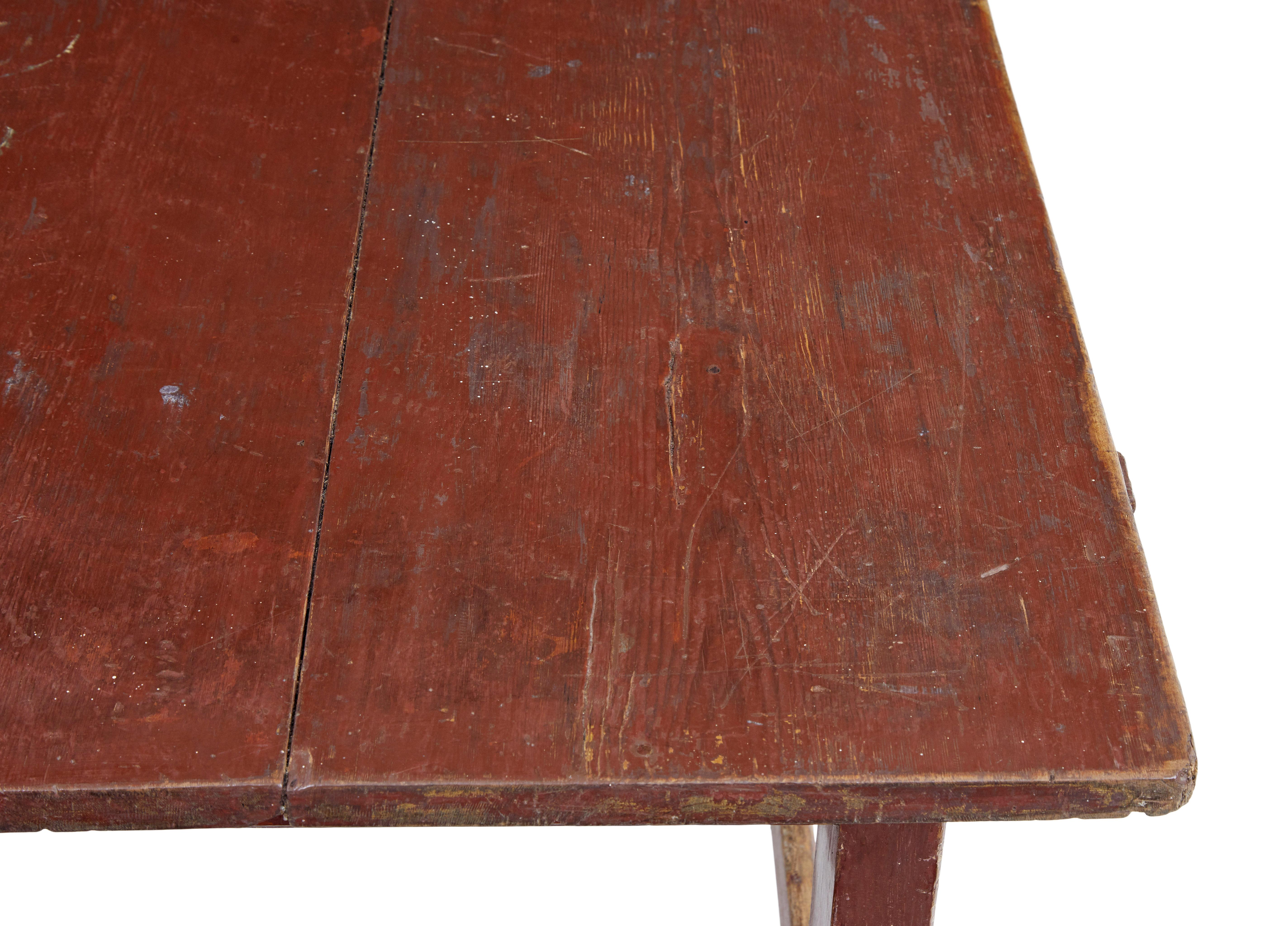 Suédois Grande table scandinave en pin peint du 19e siècle en vente