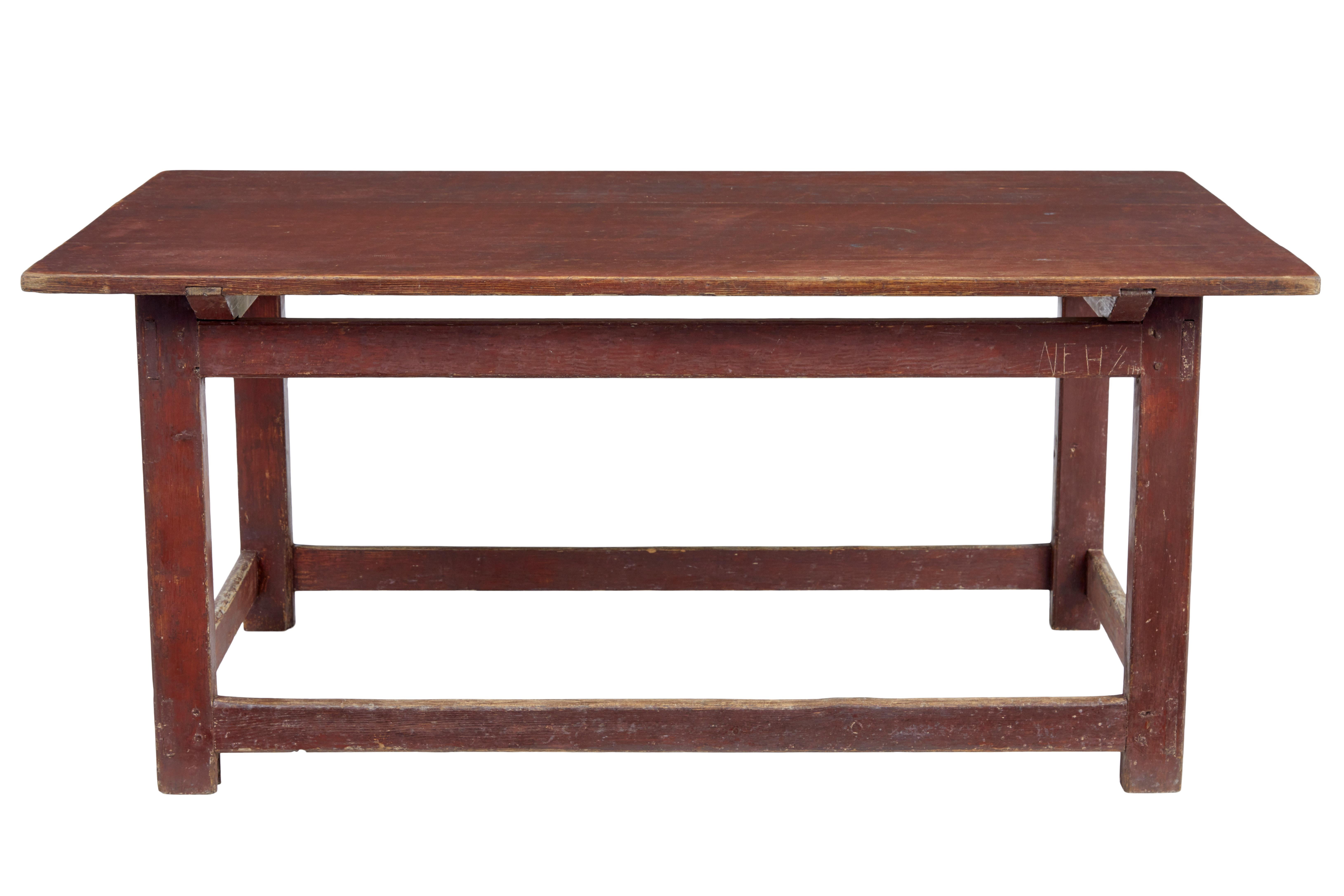 Großer bemalter Tisch aus skandinavischer Kiefer aus dem 19. (19. Jahrhundert) im Angebot