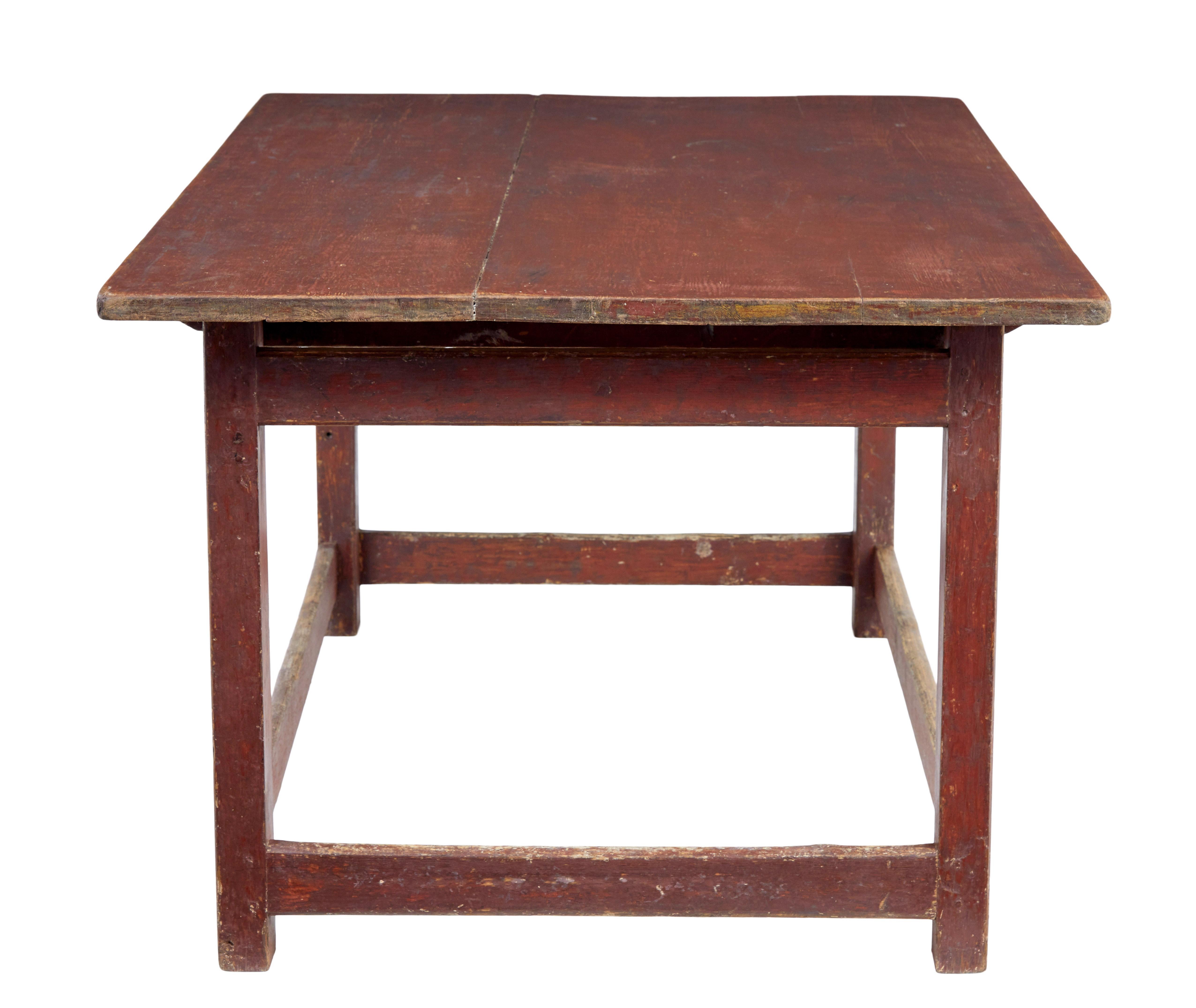 Pin Grande table scandinave en pin peint du 19e siècle en vente