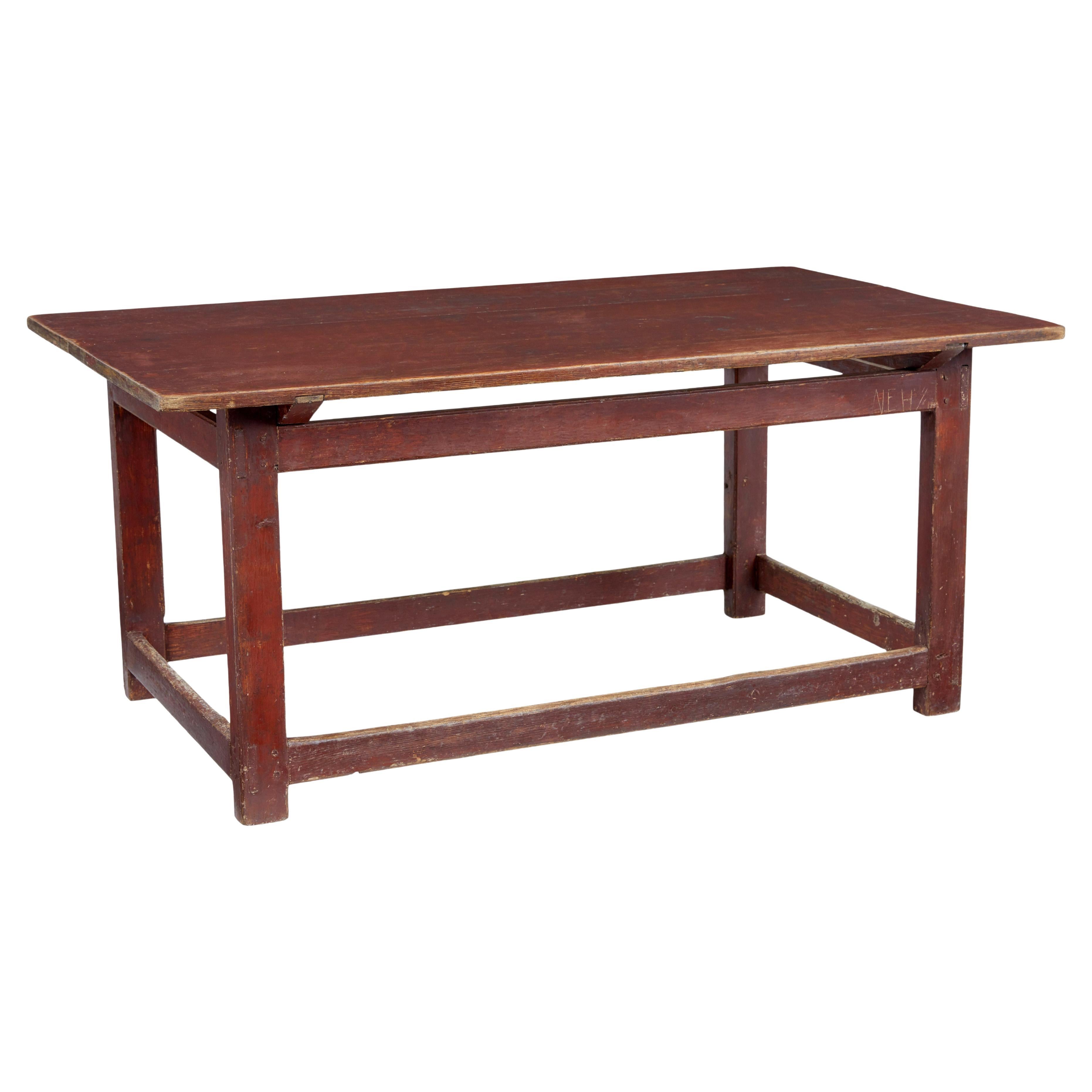 Grande table scandinave en pin peint du 19e siècle en vente