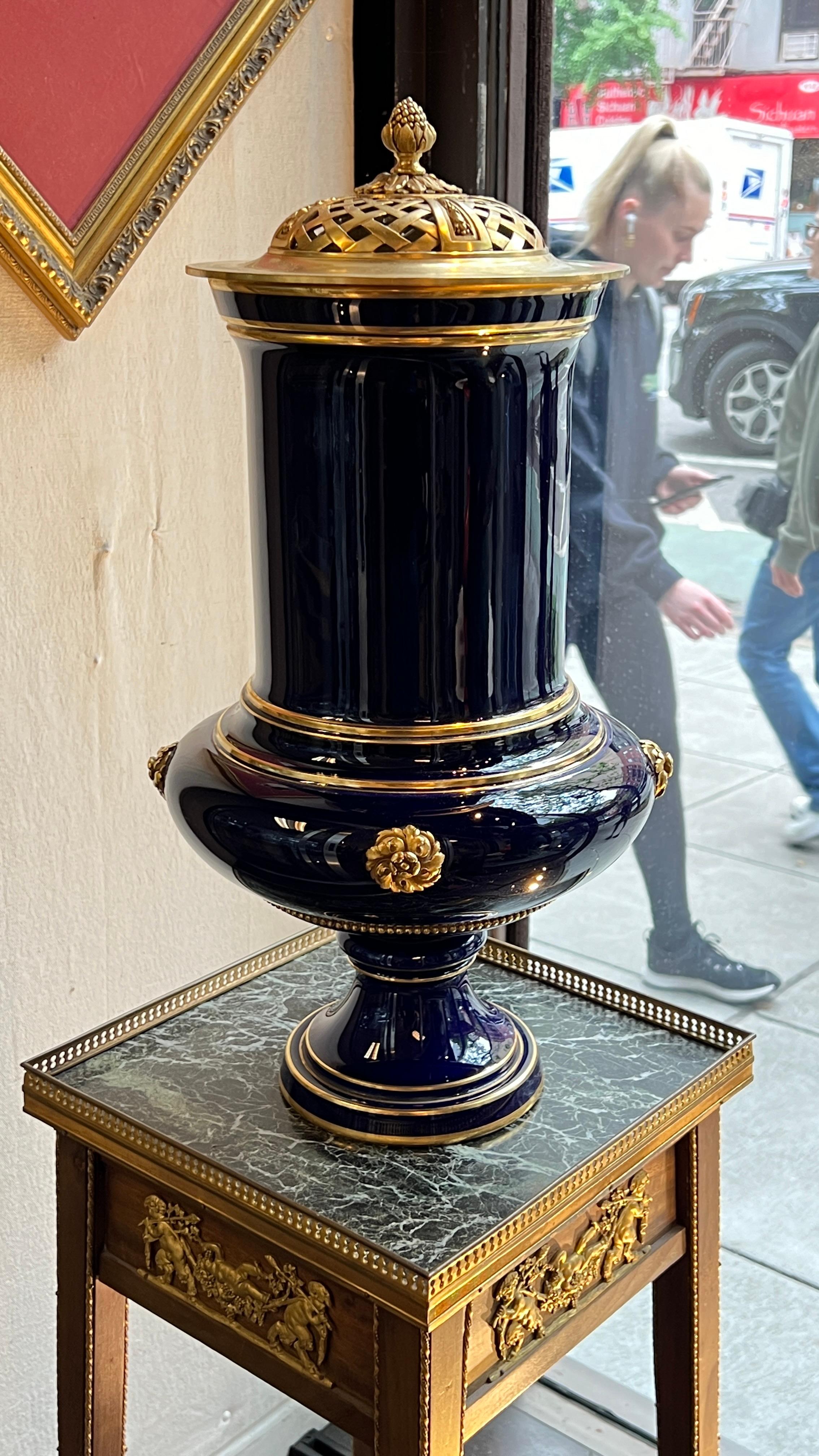 Gran jarrón de centro de mesa esmaltado en azul cobalto de Sevres del siglo XIX en venta 4