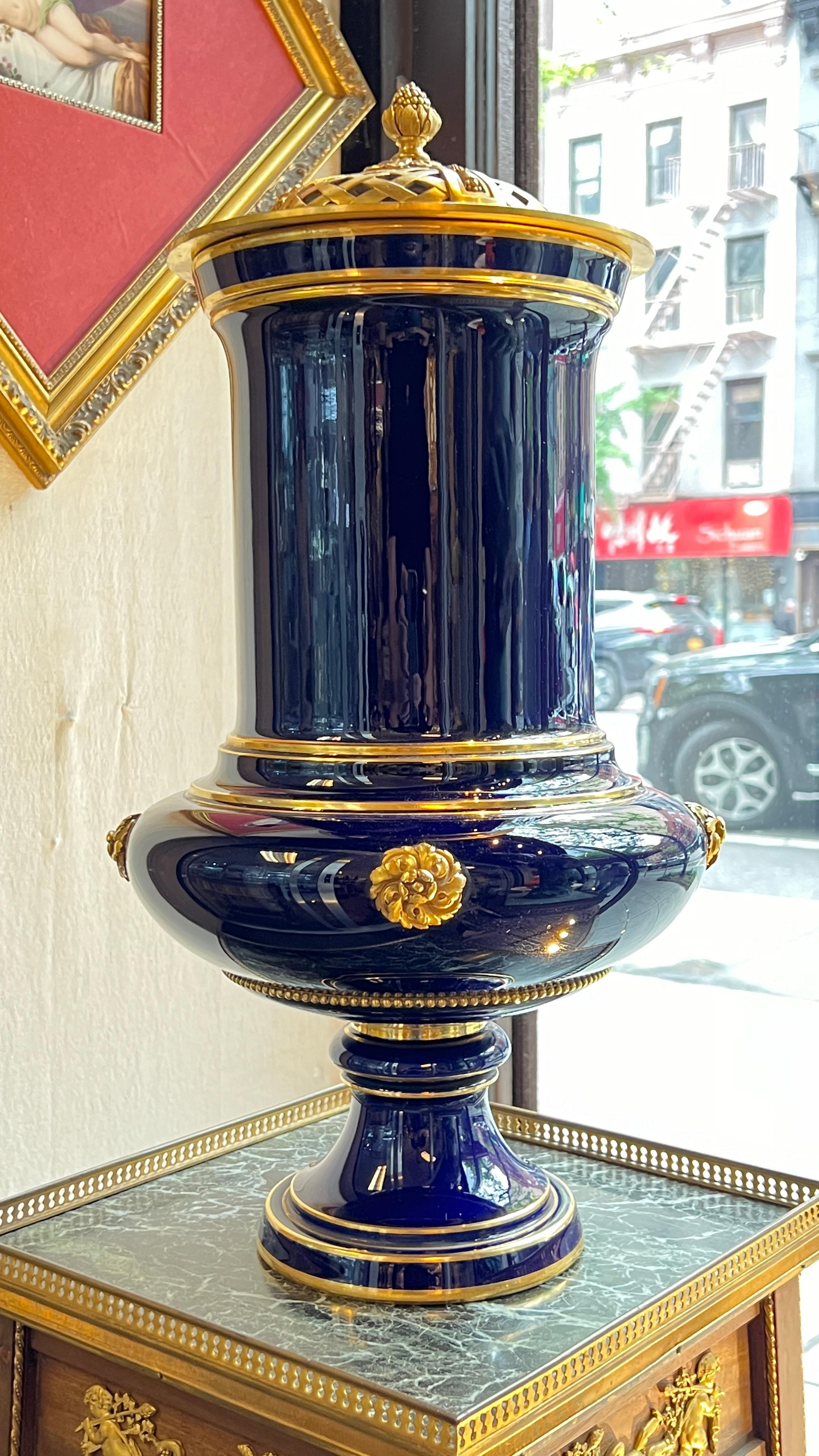 Gran jarrón de centro de mesa esmaltado en azul cobalto de Sevres del siglo XIX en venta 5