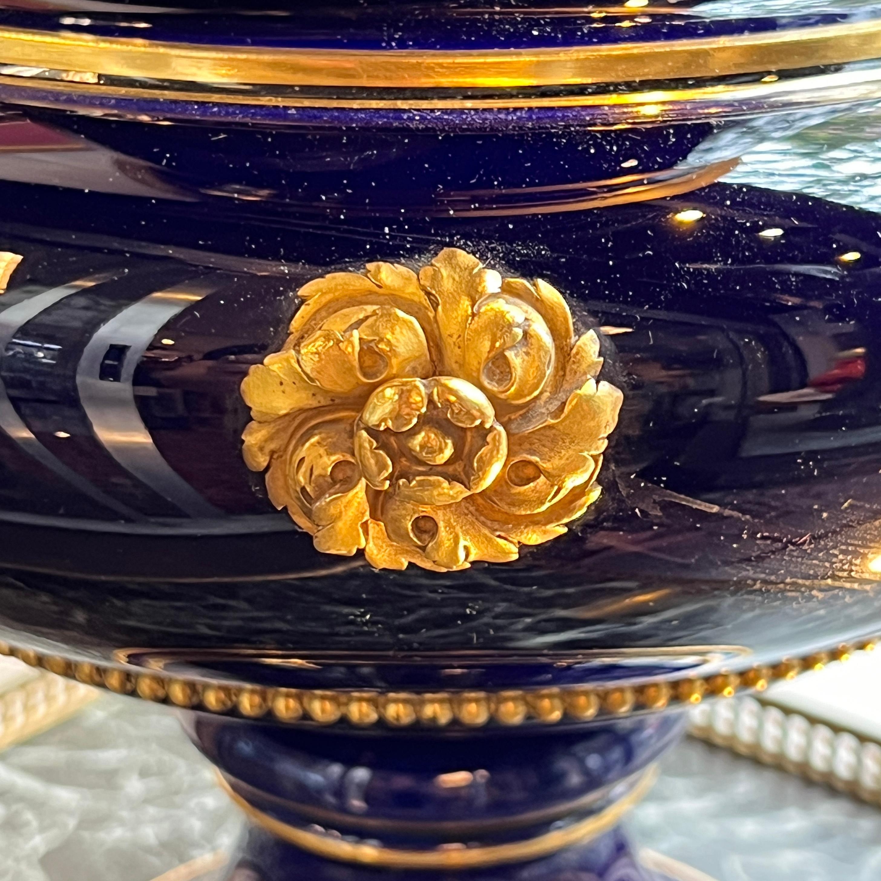 Gran jarrón de centro de mesa esmaltado en azul cobalto de Sevres del siglo XIX en venta 7