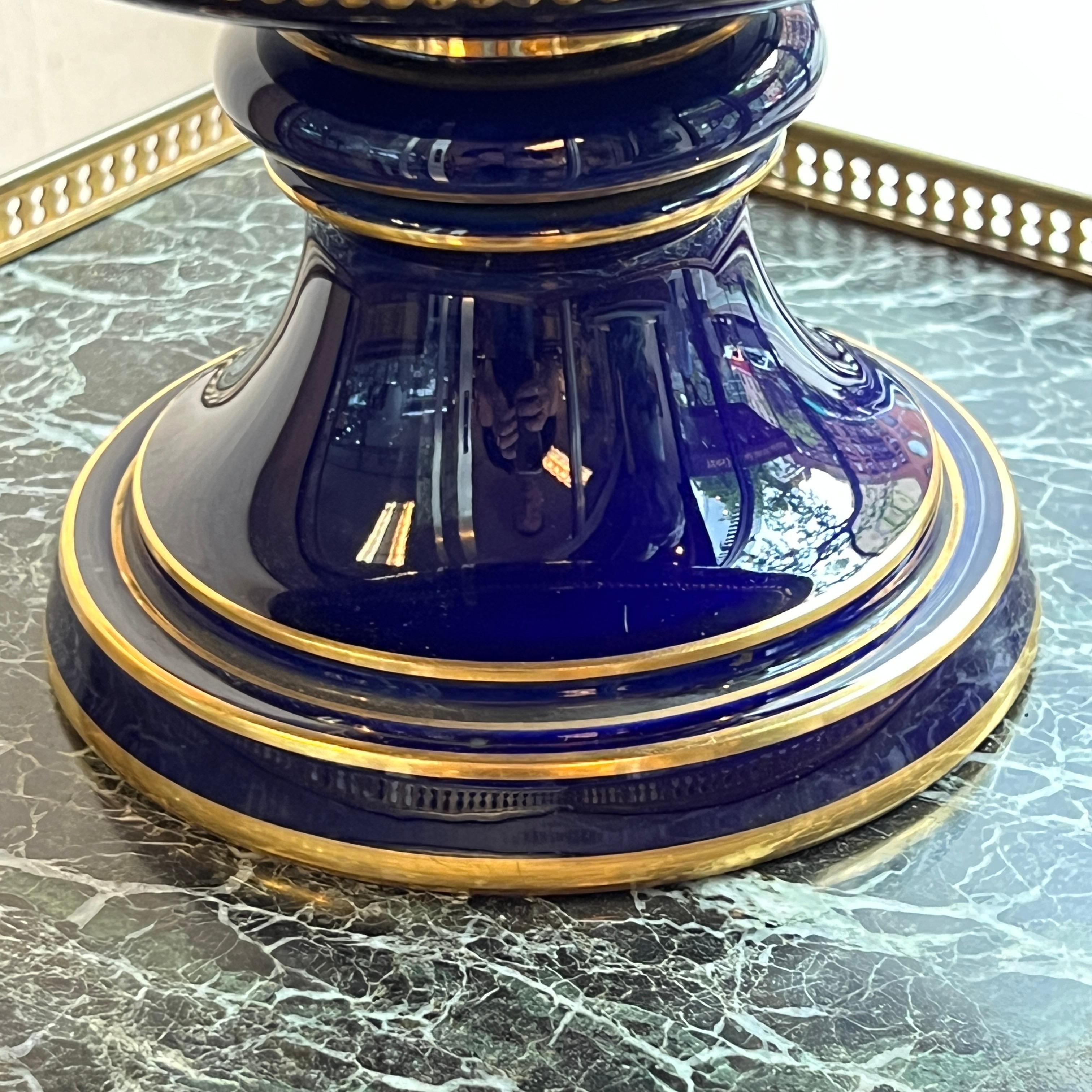 Gran jarrón de centro de mesa esmaltado en azul cobalto de Sevres del siglo XIX en venta 8