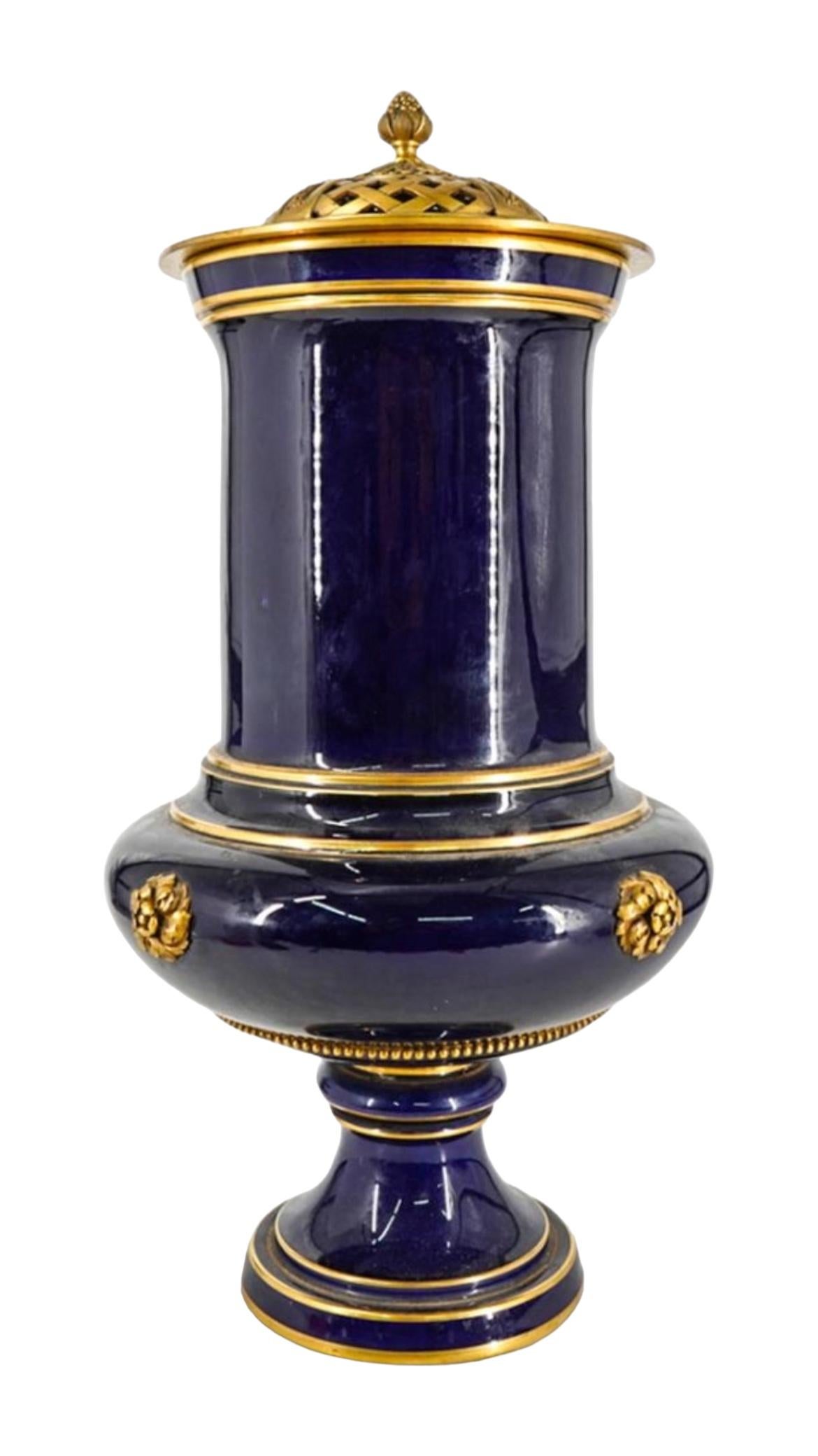Precioso y gran jarrón de porcelana azul cobalto y dorada con monturas de bronce de Sevres, de la época de la Belle Epoque.  Con marca del fabricante y sello de fecha de 1880.  20 3/4 por 11 pulgadas y en muy buen estado.