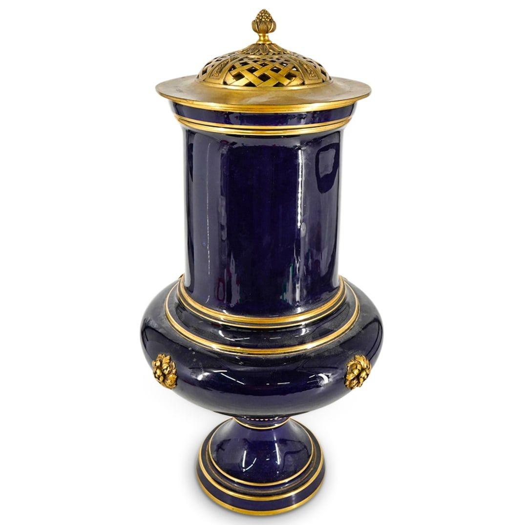 Gran jarrón de centro de mesa esmaltado en azul cobalto de Sevres del siglo XIX Belle Époque en venta