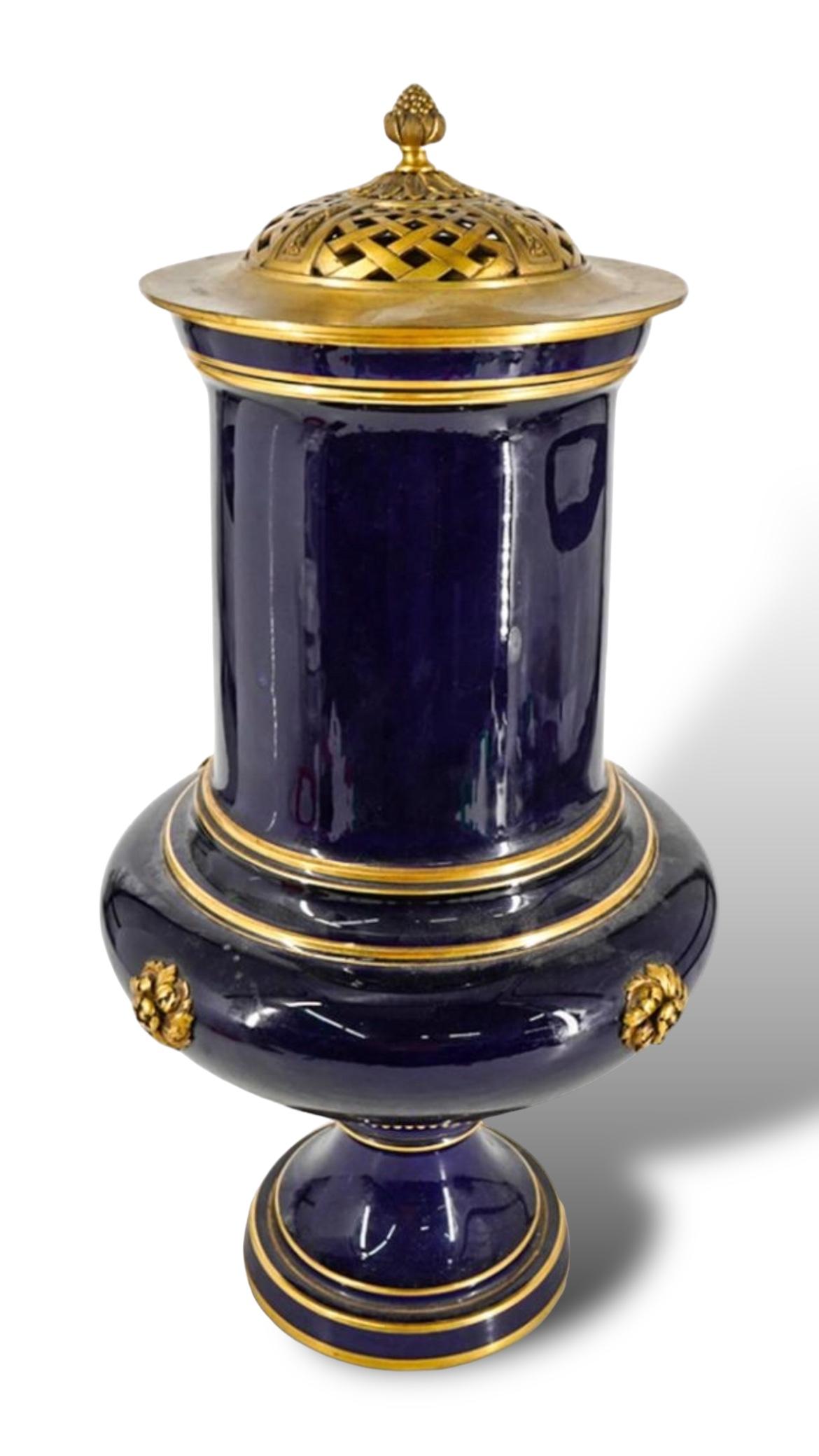 Gran jarrón de centro de mesa esmaltado en azul cobalto de Sevres del siglo XIX Francés en venta