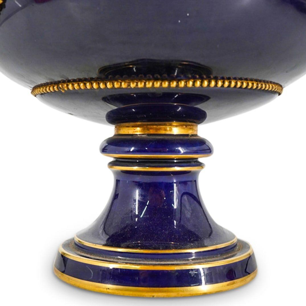 Gran jarrón de centro de mesa esmaltado en azul cobalto de Sevres del siglo XIX Bronce en venta