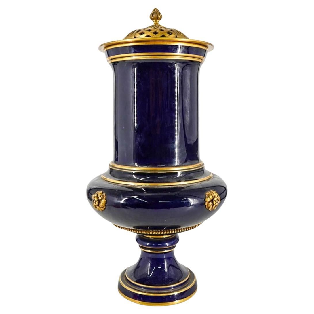 Gran jarrón de centro de mesa esmaltado en azul cobalto de Sevres del siglo XIX en venta