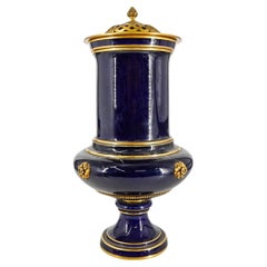 Große kobaltblaue glasierte Sevres-Vase mit Tafelaufsatz aus dem 19. Jahrhundert