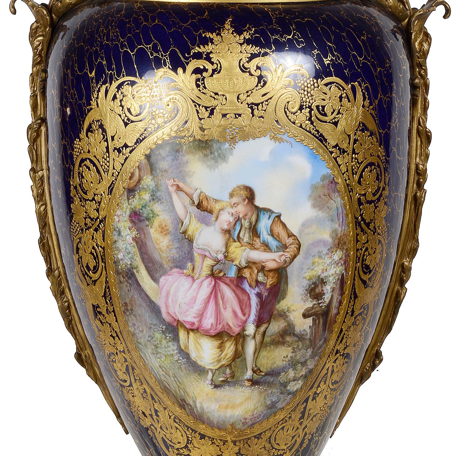Un meraviglioso vaso con coperchio in porcellana dipinta a mano in stile 