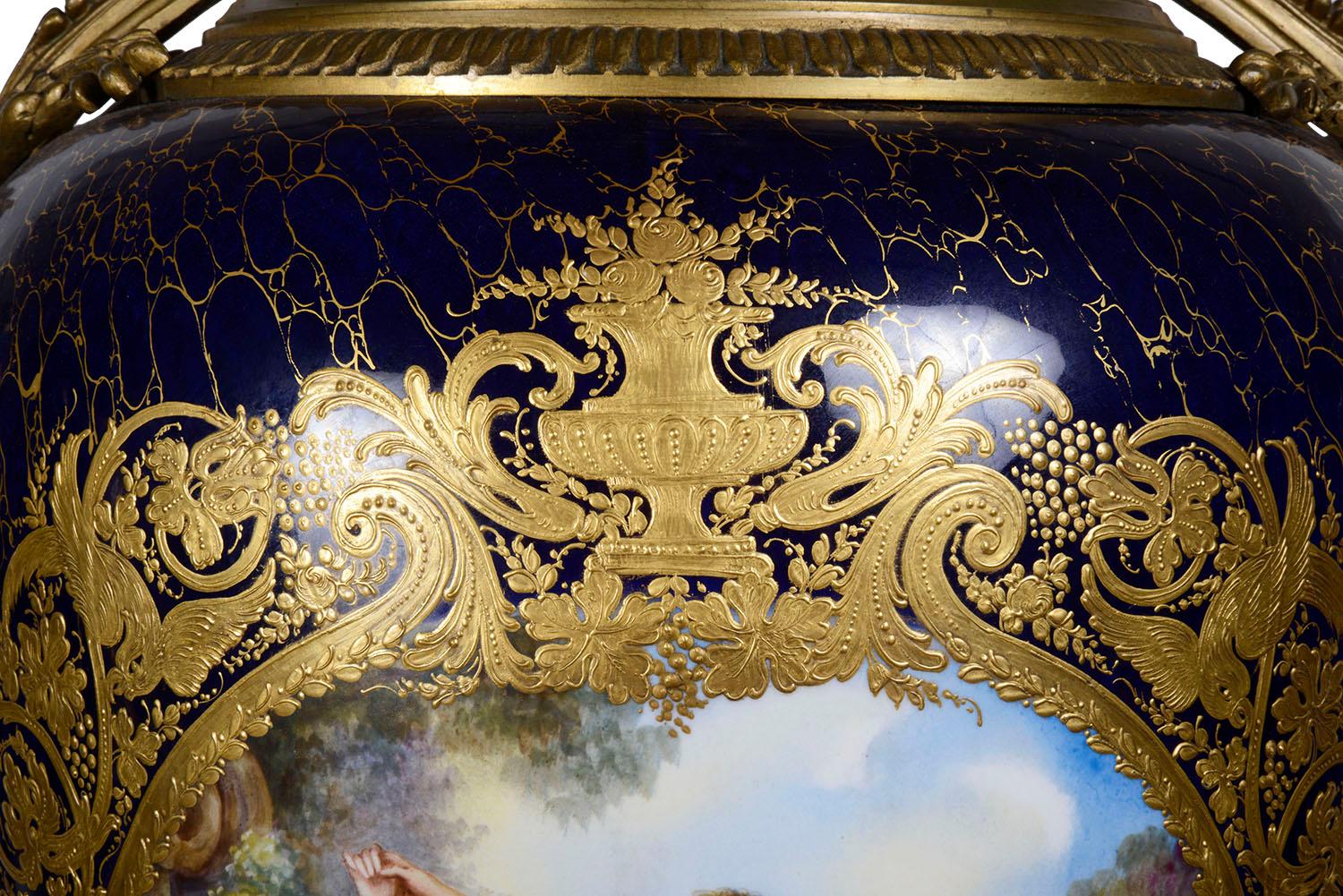 Francese Grande vaso con coperchio in porcellana di Sèvres del XIX secolo in vendita