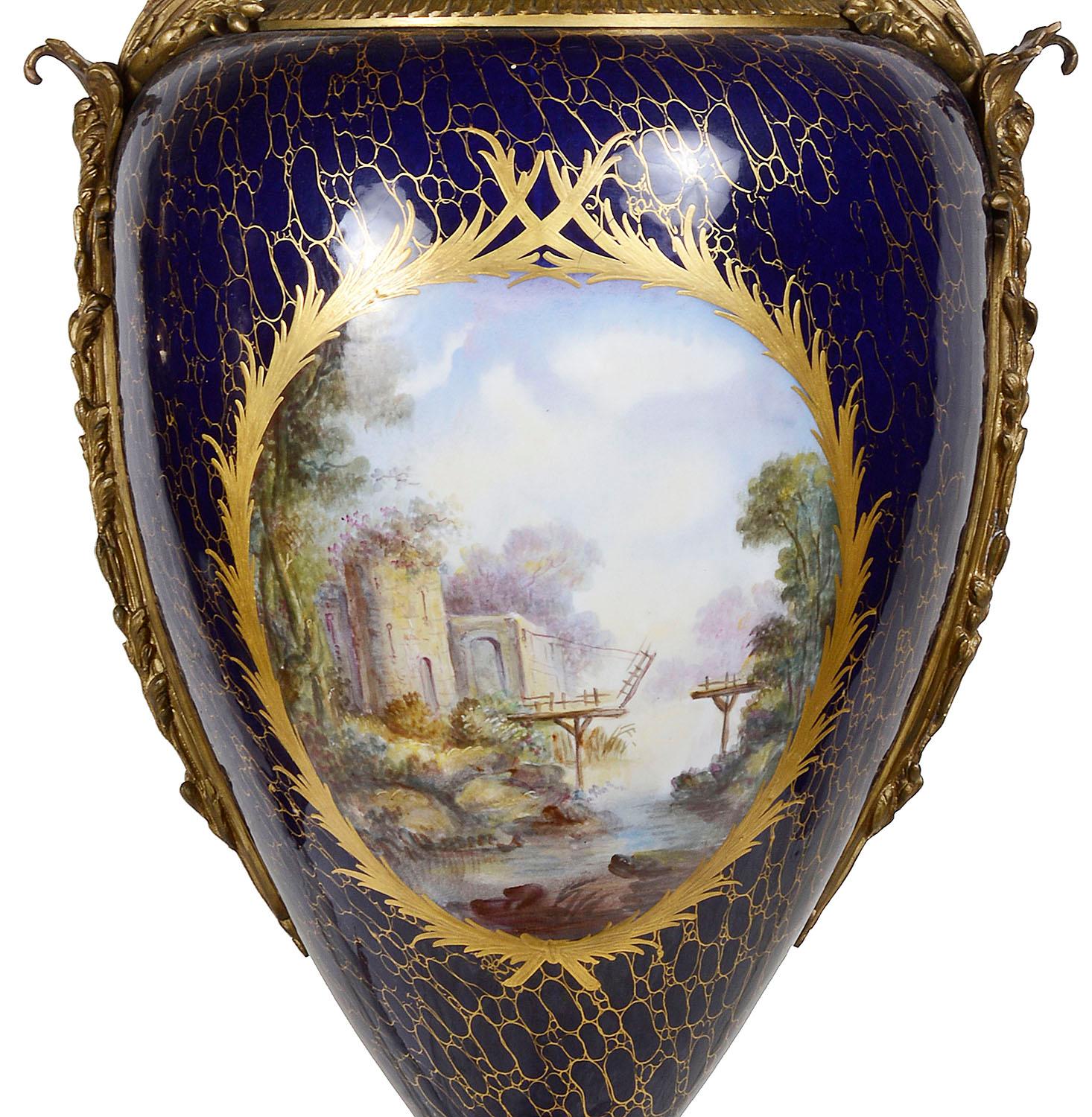 Große Porzellan-Deckelvase im Stil von Sèvres aus dem 19. (19. Jahrhundert) im Angebot