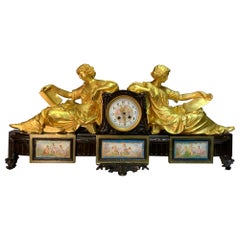 Grande horloge figurative en bronze doré de style Sèvres du 19ème siècle montée sur porcelaine