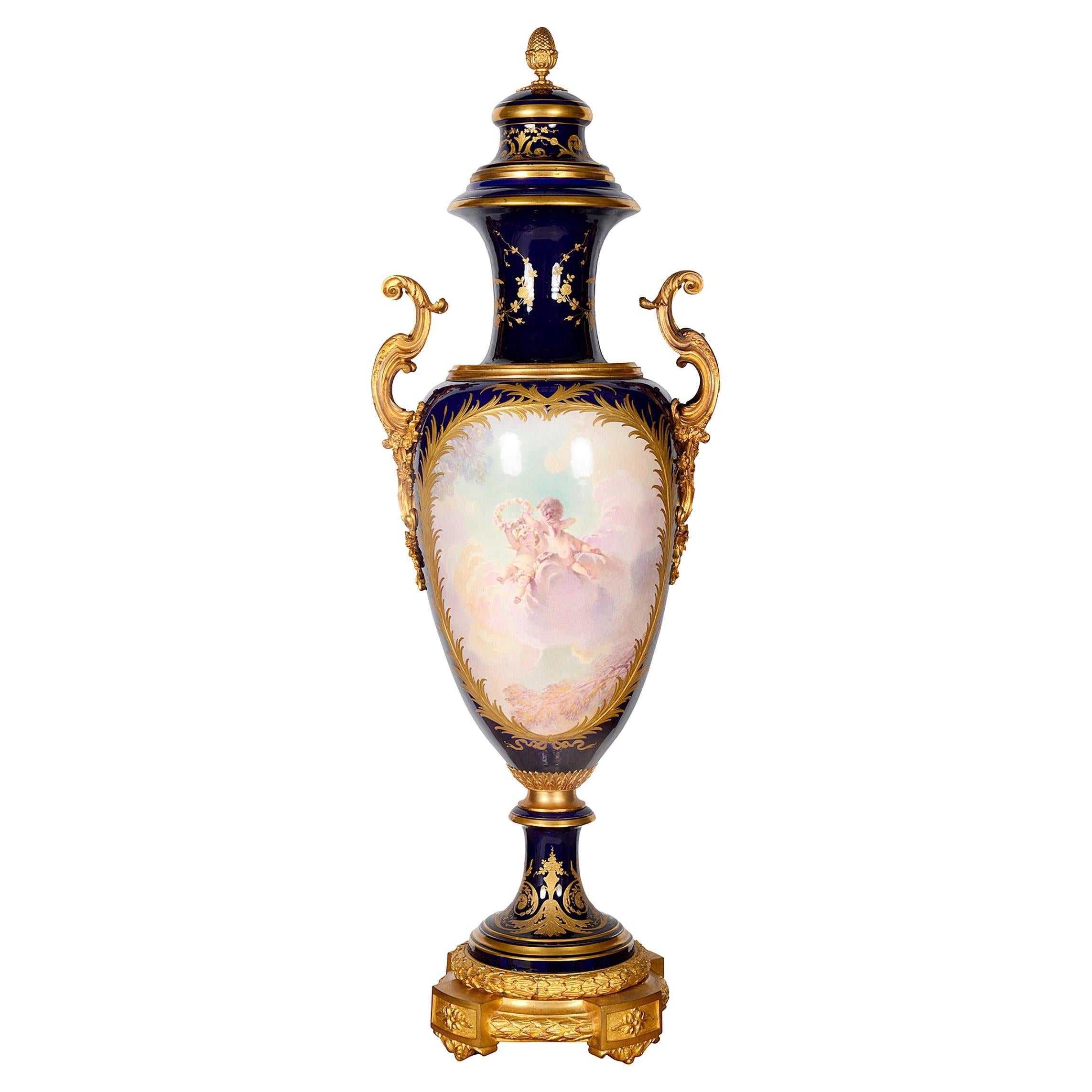 Gran jarrón estilo Sevres del siglo XIX Luis XVI en venta