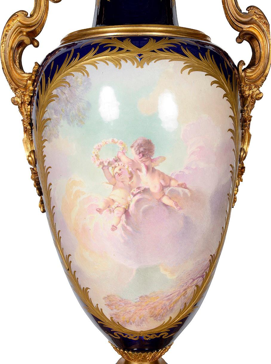 Gran jarrón estilo Sevres del siglo XIX Pintado a mano en venta