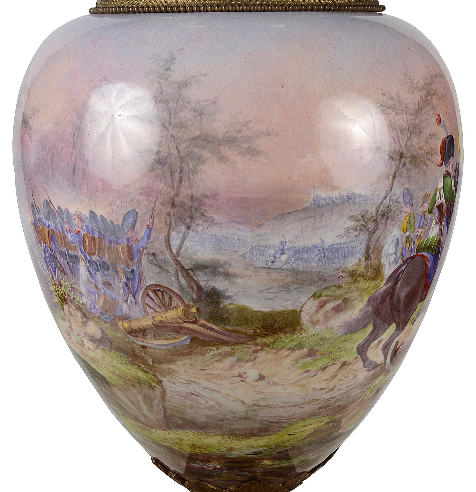 Große Vase im Sevres-Stil des 19. Jahrhunderts, Napoleon darstellt (Handbemalt) im Angebot