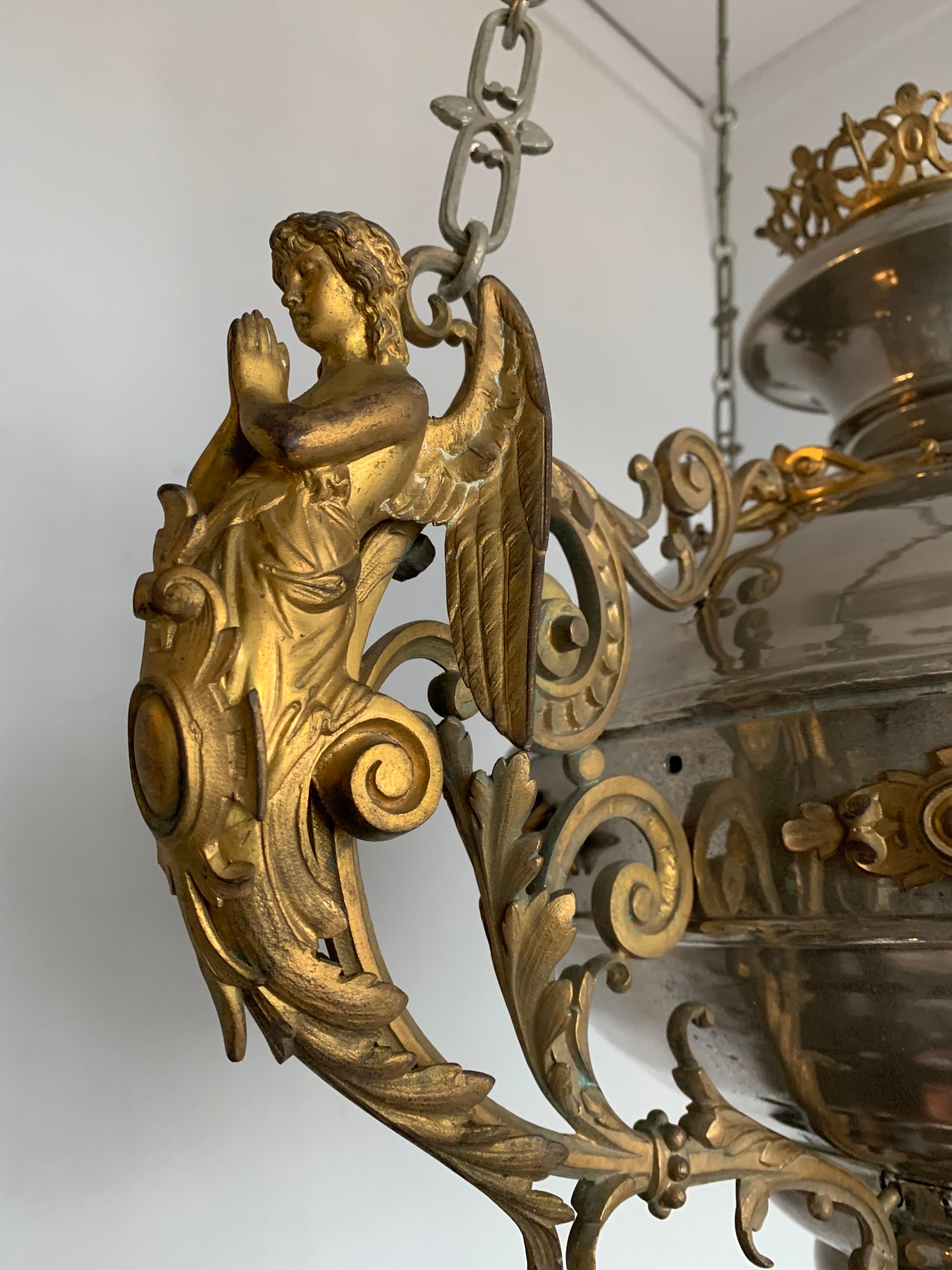 Große versilberte und vergoldete Bronze-Gedenklampe im gotischen Revival-Stil mit Engeln im Gebet (Neugotik) im Angebot