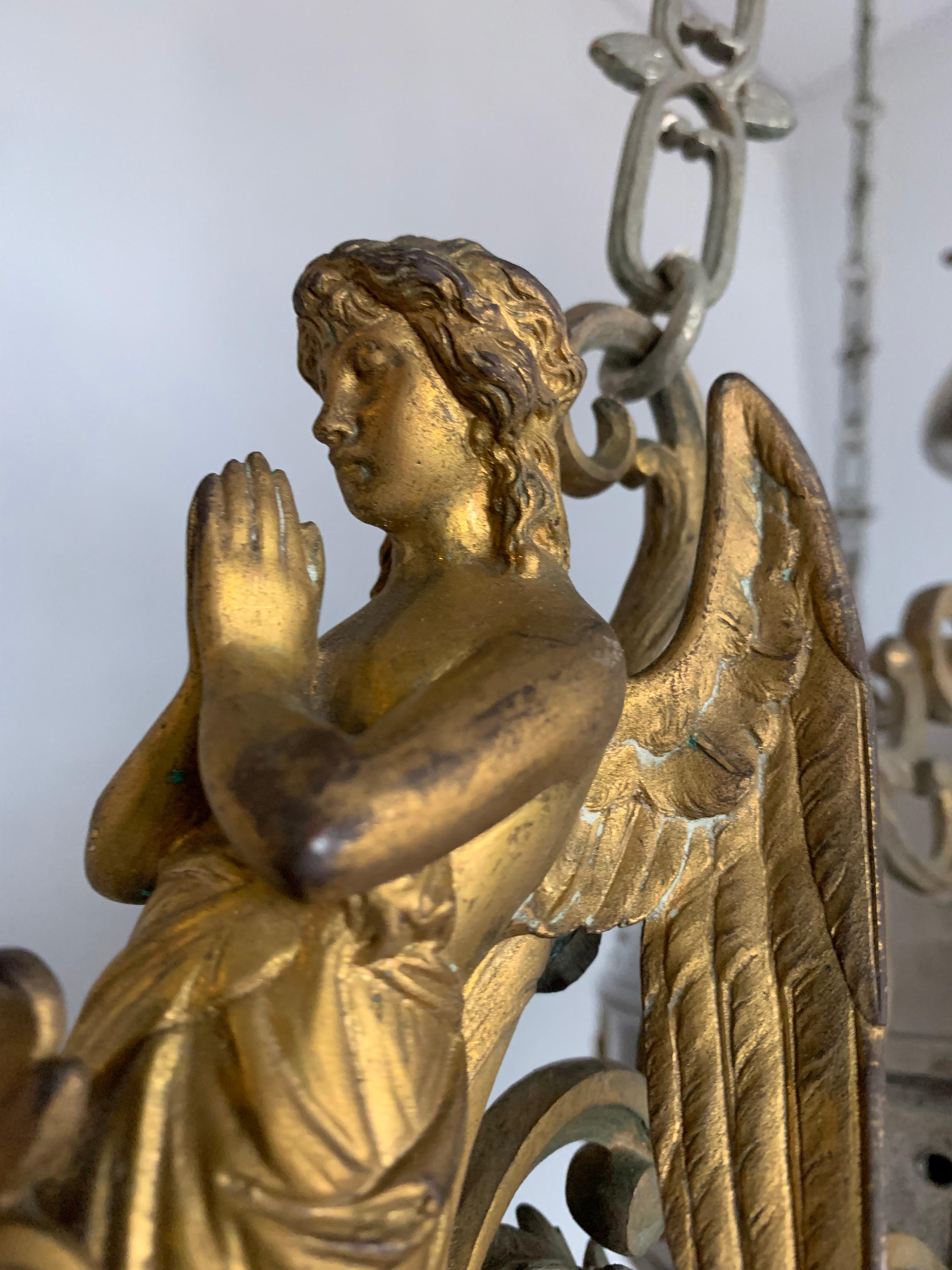 Große versilberte und vergoldete Bronze-Gedenklampe im gotischen Revival-Stil mit Engeln im Gebet (Französisch) im Angebot