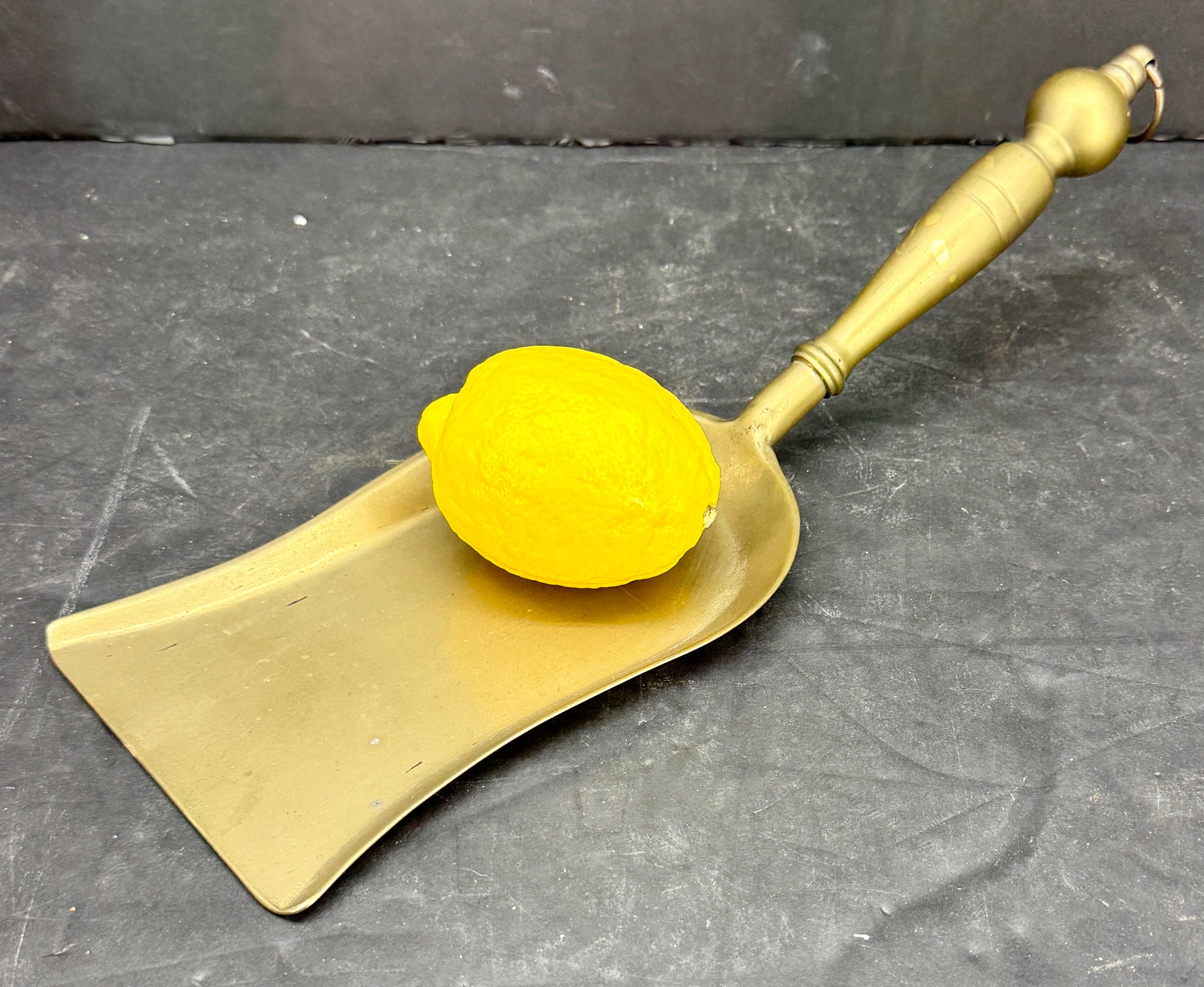 Gran pala de granos de latón macizo del siglo XIX en venta 4
