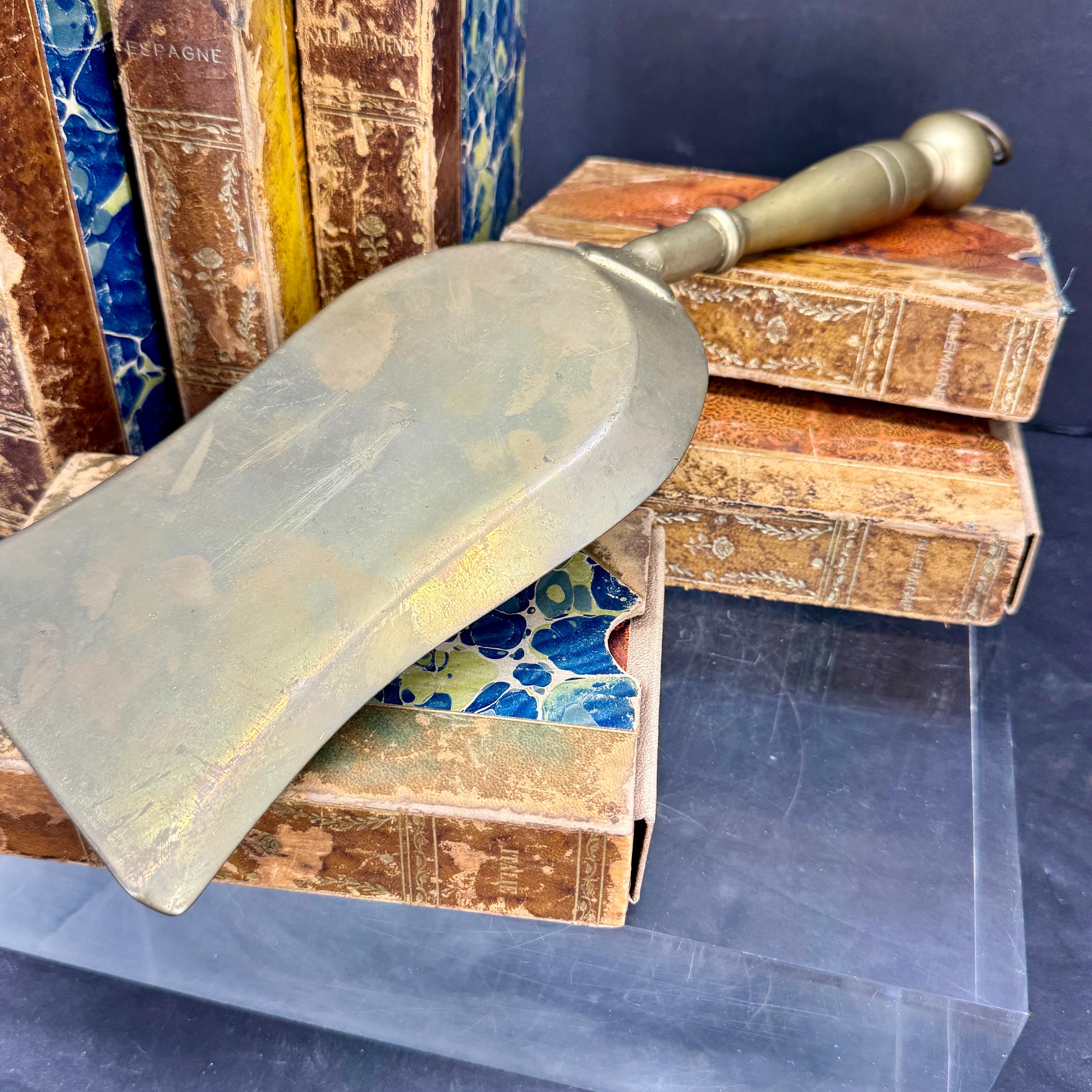 Gran pala de granos de latón macizo del siglo XIX Escandinavo en venta