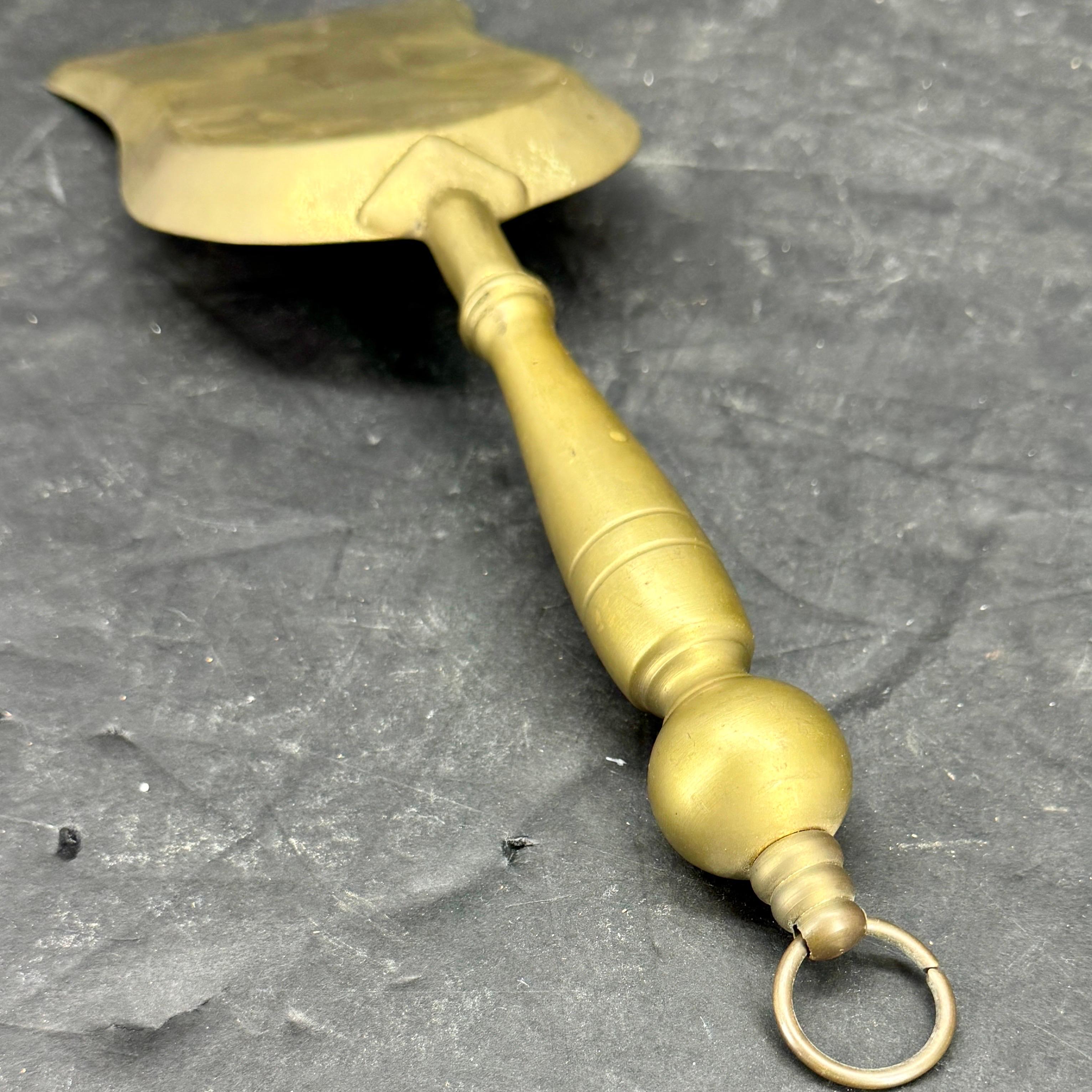 Gran pala de granos de latón macizo del siglo XIX Latón en venta