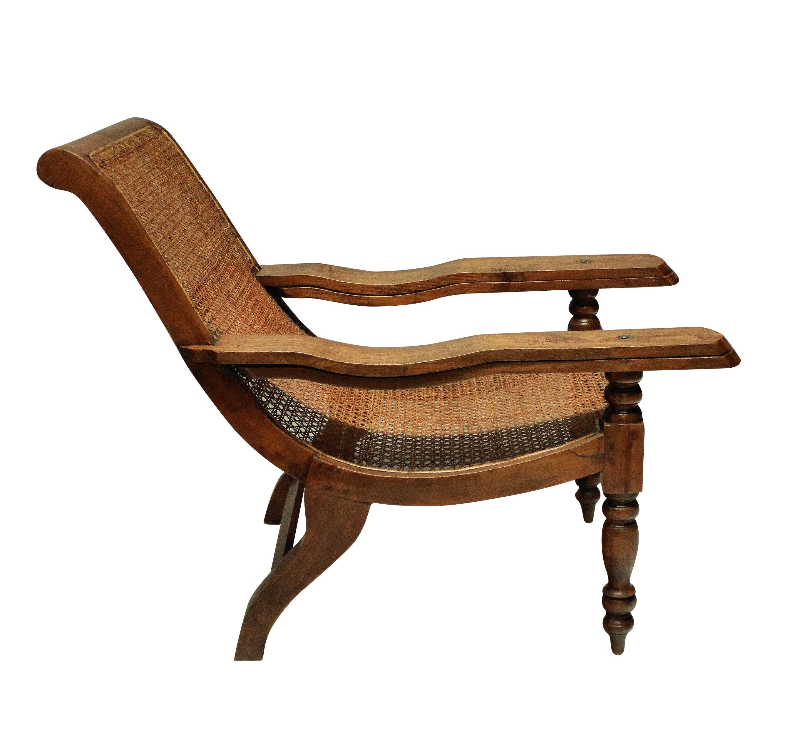 Une grande chaise coloniale de plantation en teck massif, magnifiquement restaurée et dont le cannage d'origine est intact. Avec repose-pieds pivotants.

Mesures : 97cm de hauteur (dossier) x 47cm de hauteur (siège) x 72cm de largeur x 115cm de