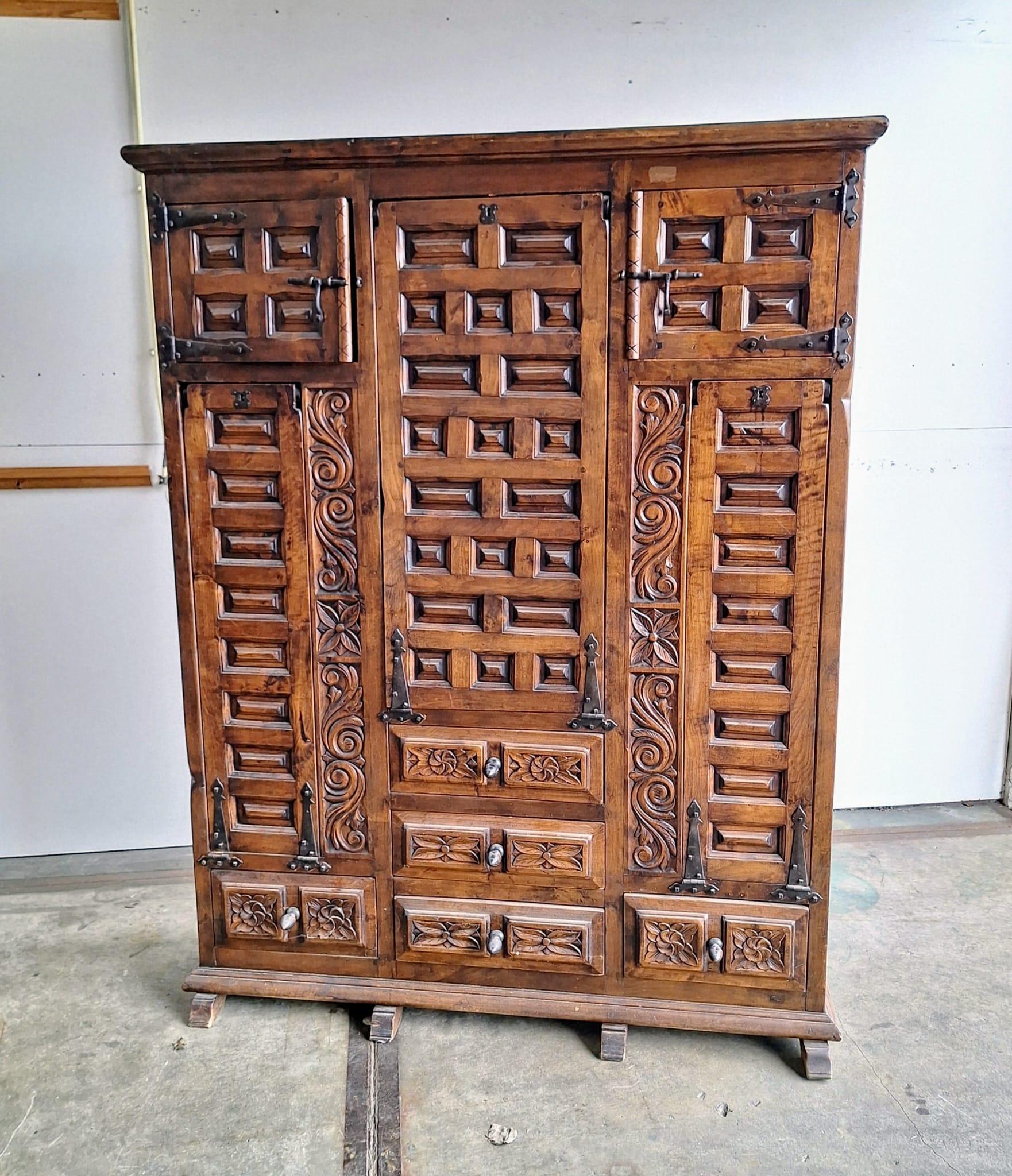 Large 19th century Spanish Baroque Catalan sideboard/table For Sale 5