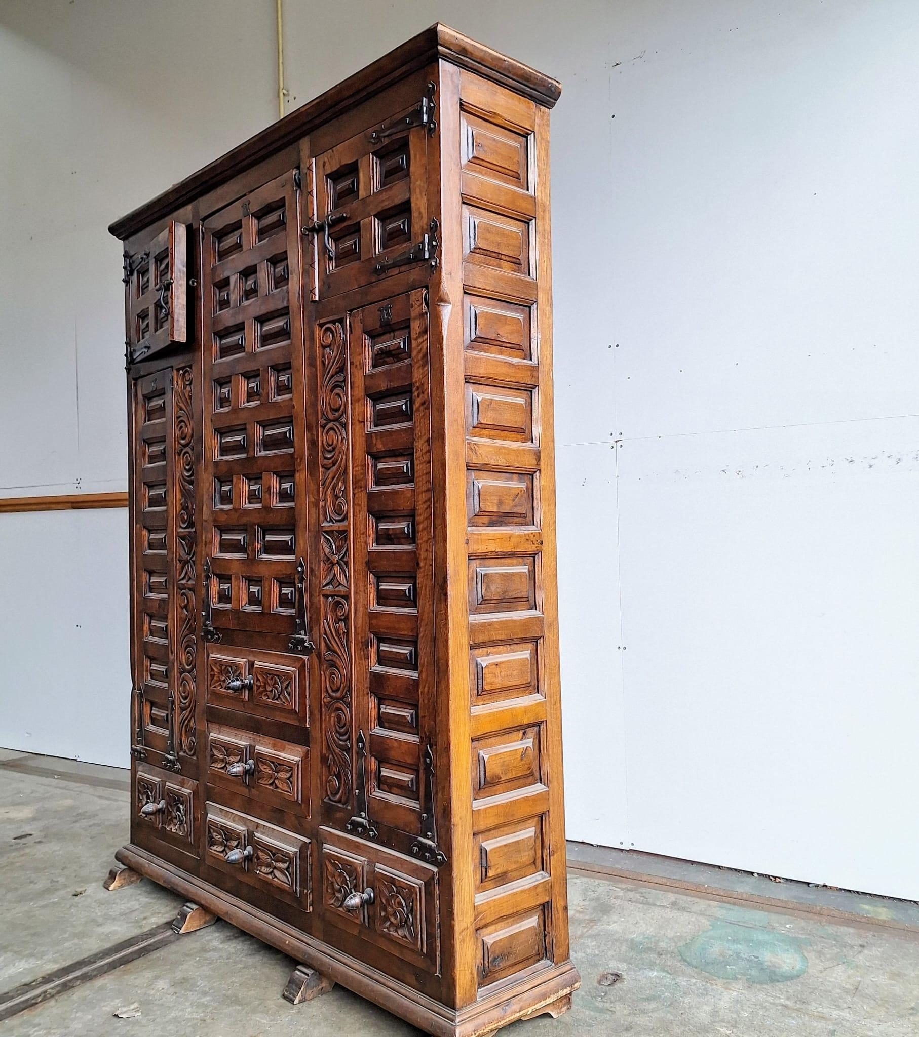 Nineteenth-century Catalan Baroque Spanish sideboard table, very well maintained.
The sideboard table can be converted in the blink of an eye into a dining table with two benches securely locked at the top.

This is a unique piece!

The side board