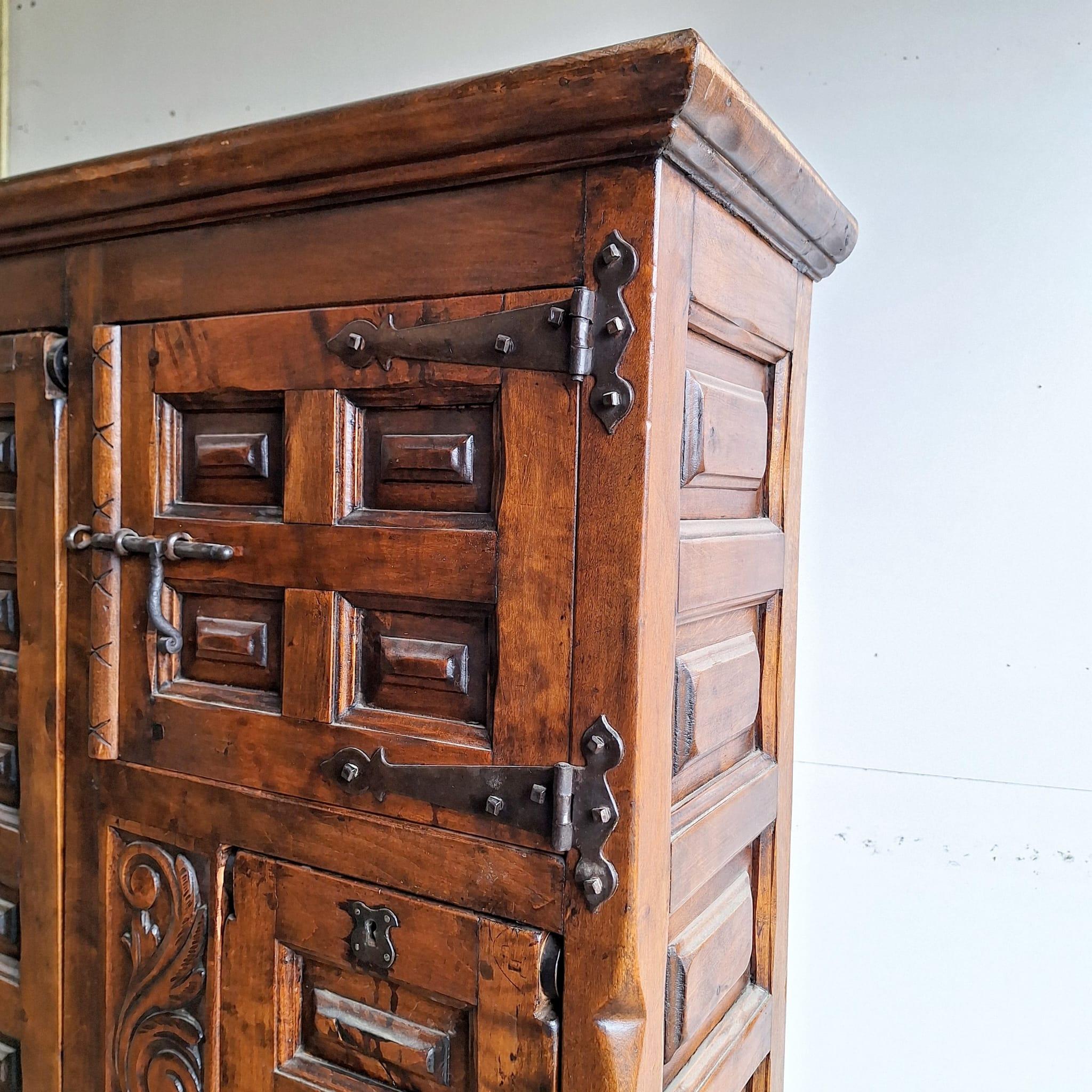 Large 19th century Spanish Baroque Catalan sideboard/table In Good Condition For Sale In MIJDRECHT, NL