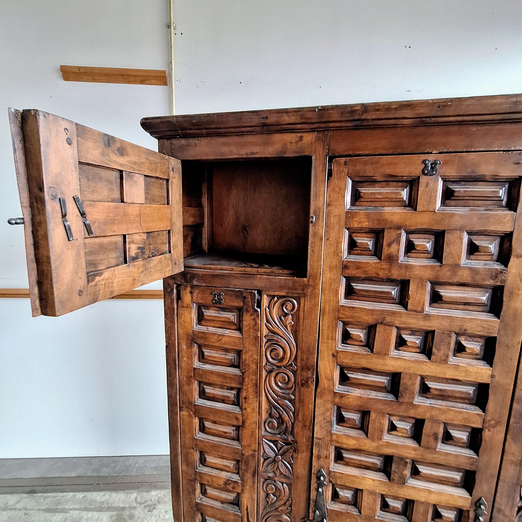 Large 19th century Spanish Baroque Catalan sideboard/table For Sale 3