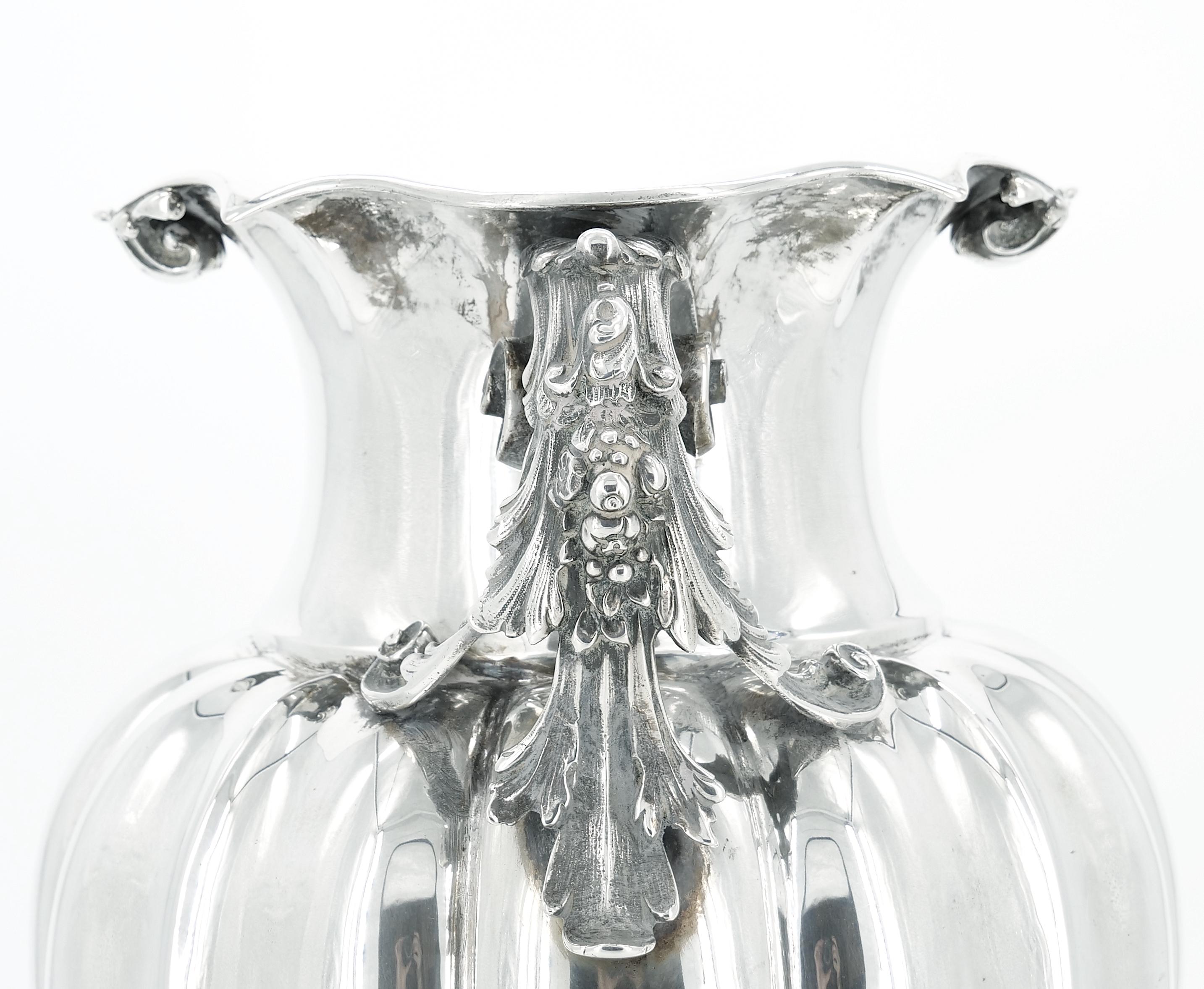 Große Vase mit zwei Henkeln aus Sterlingsilber / Dekoratives Stück aus dem 19. Jahrhundert im Angebot 4