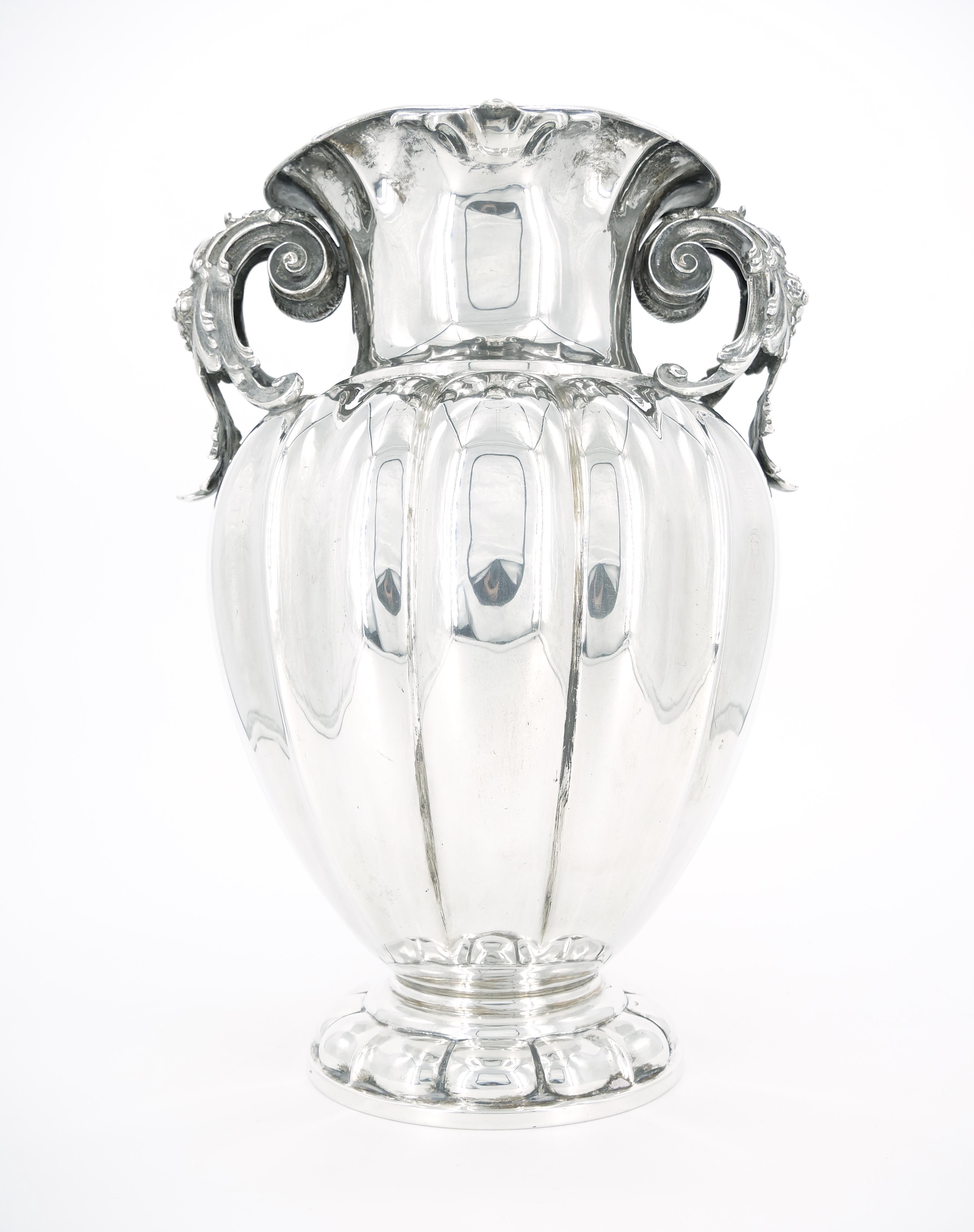Große Vase mit zwei Henkeln aus Sterlingsilber / Dekoratives Stück aus dem 19. Jahrhundert im Angebot 7