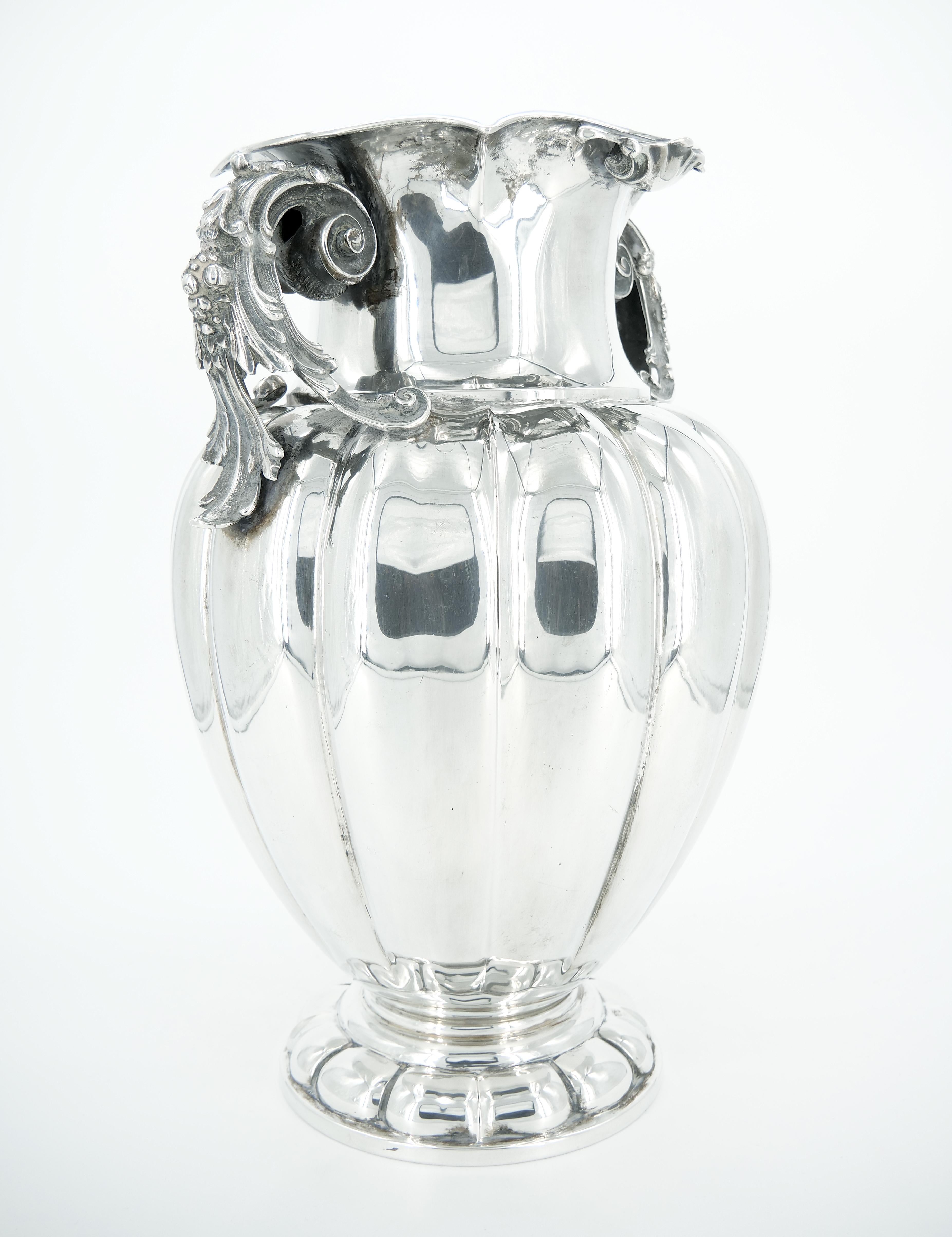 Wir präsentieren einen prächtigen Fund aus dem frühen 19. Jahrhundert - eine große italienische Sterling-Silber-Vase mit zwei Henkeln oder ein dekoratives Stück, ein Inbegriff von Grandeur und Handwerkskunst. Das Äußere dieses bemerkenswerten Stücks