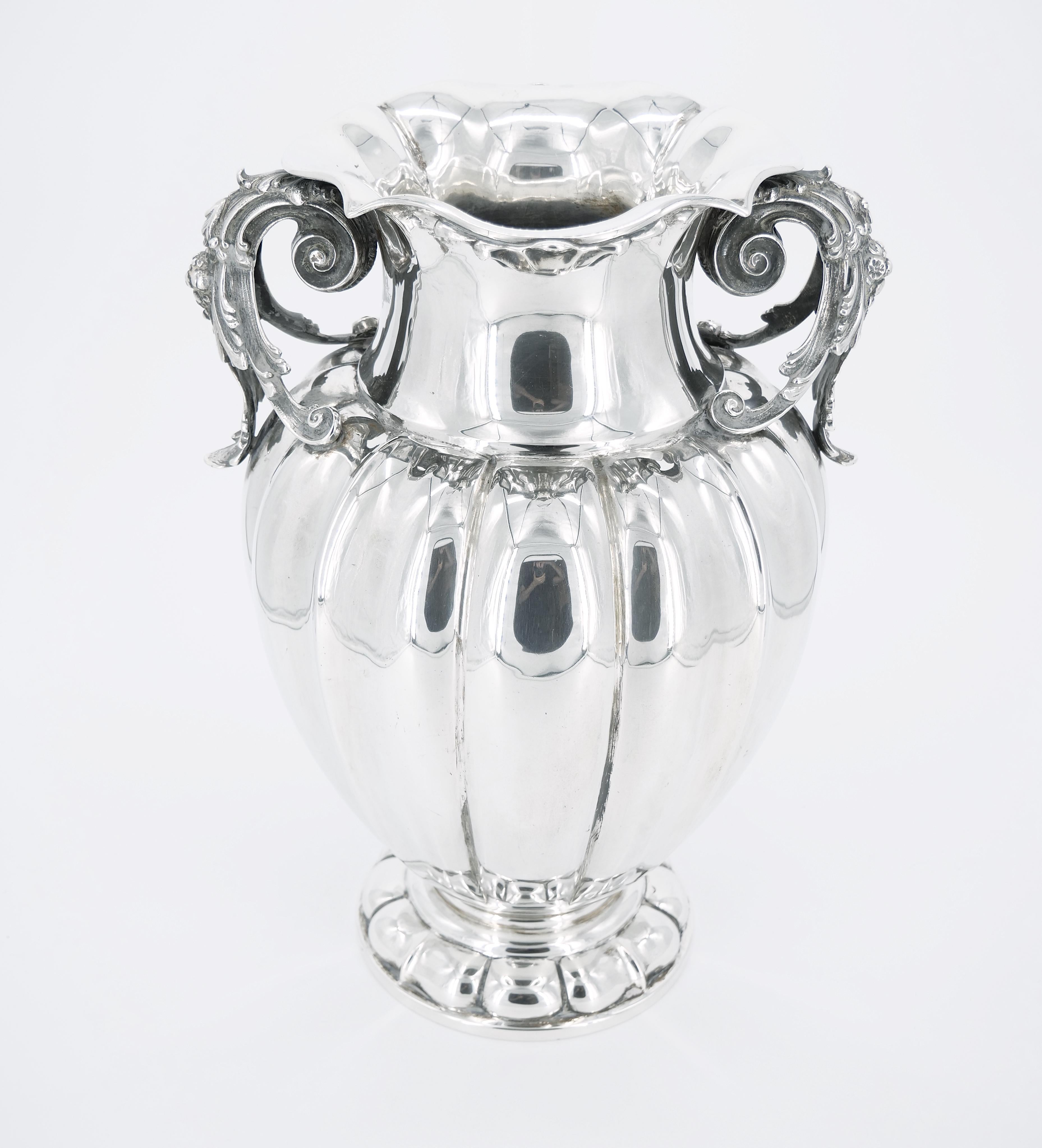 Große Vase mit zwei Henkeln aus Sterlingsilber / Dekoratives Stück aus dem 19. Jahrhundert (George IV.) im Angebot