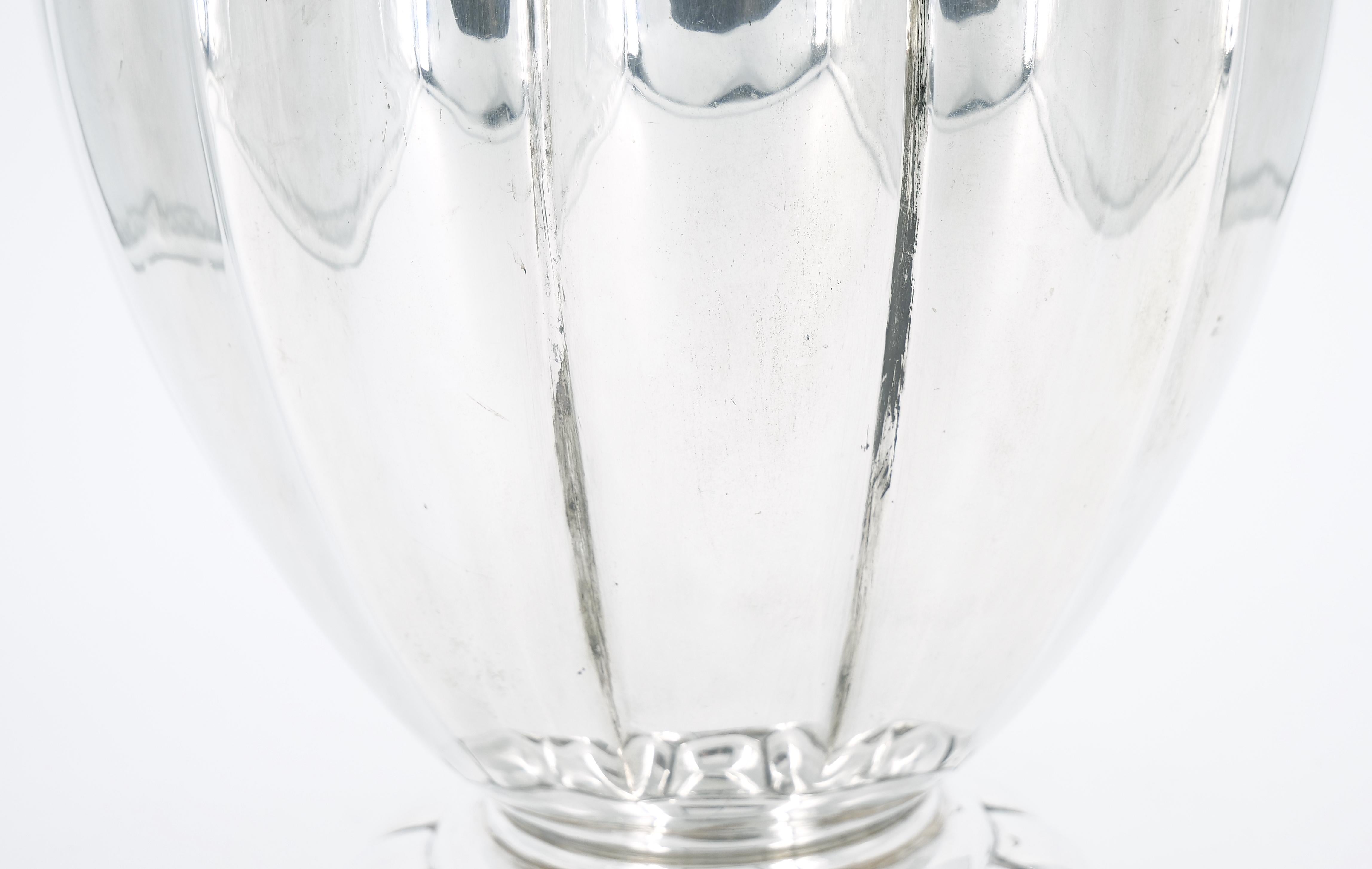 Große Vase mit zwei Henkeln aus Sterlingsilber / Dekoratives Stück aus dem 19. Jahrhundert im Angebot 1