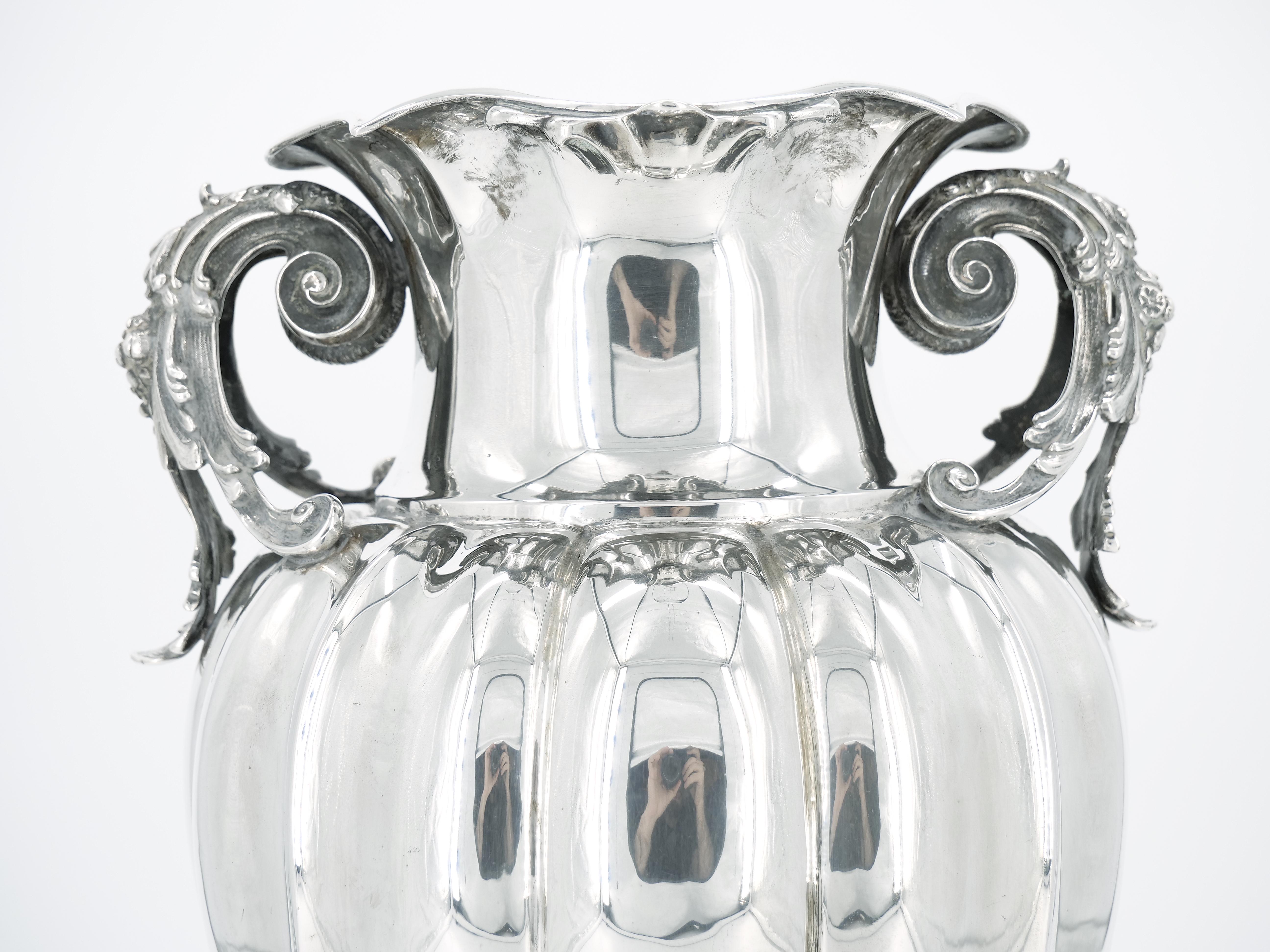 Große Vase mit zwei Henkeln aus Sterlingsilber / Dekoratives Stück aus dem 19. Jahrhundert im Angebot 2