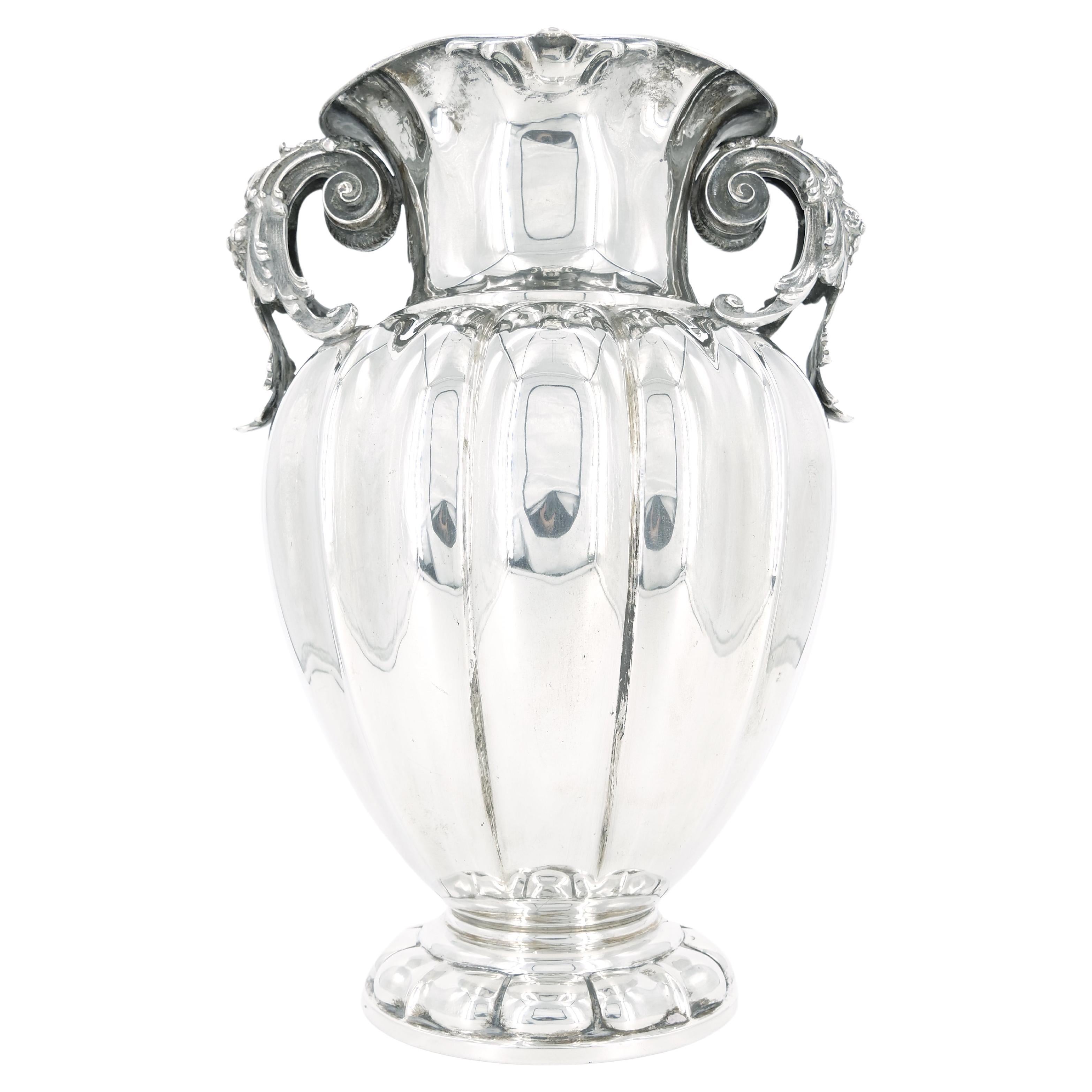 Große Vase mit zwei Henkeln aus Sterlingsilber / Dekoratives Stück aus dem 19. Jahrhundert im Angebot