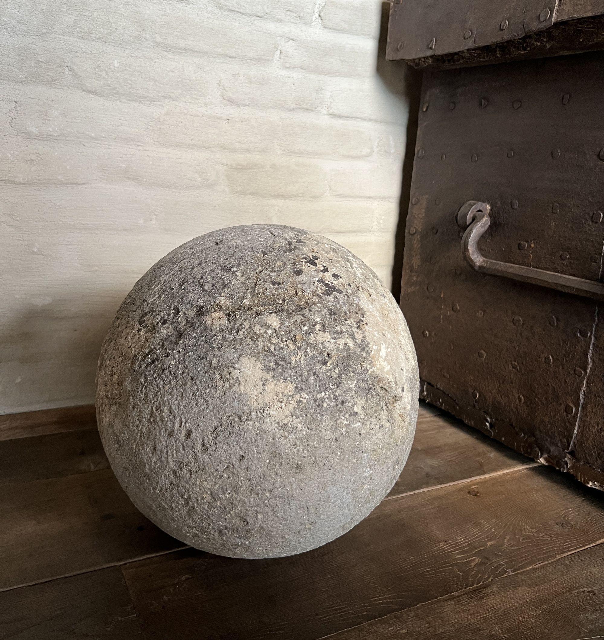 Gran esfera de piedra del siglo XIX Francés en venta
