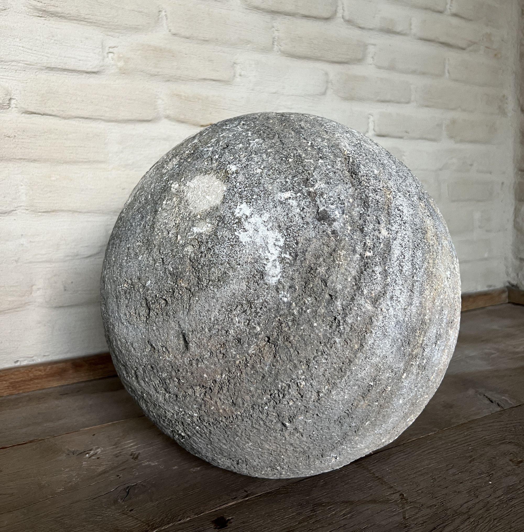 Gran esfera de piedra del siglo XIX en Bueno estado para la venta en Vosselaar, BE