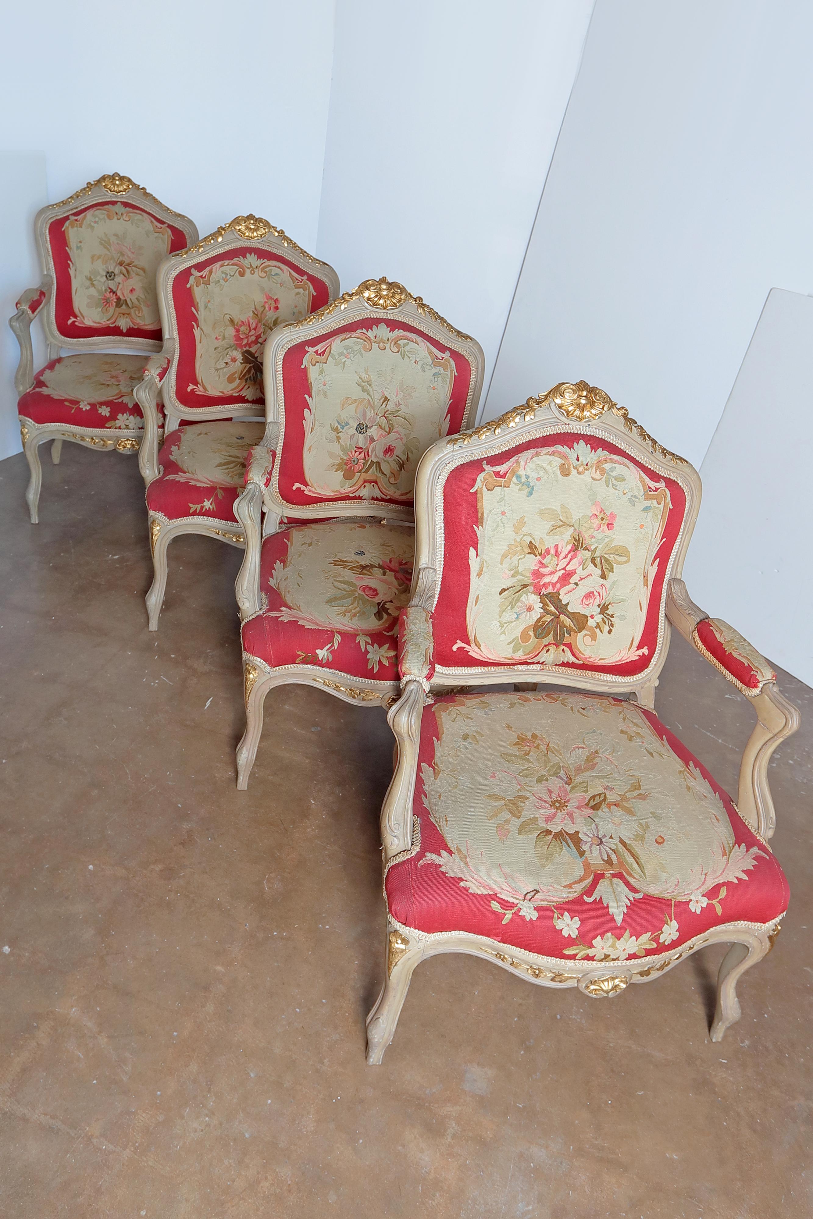 Français Grande suite de chaises et banquette en tapisserie d'Aubusson de style Louis XV du 19ème siècle en vente