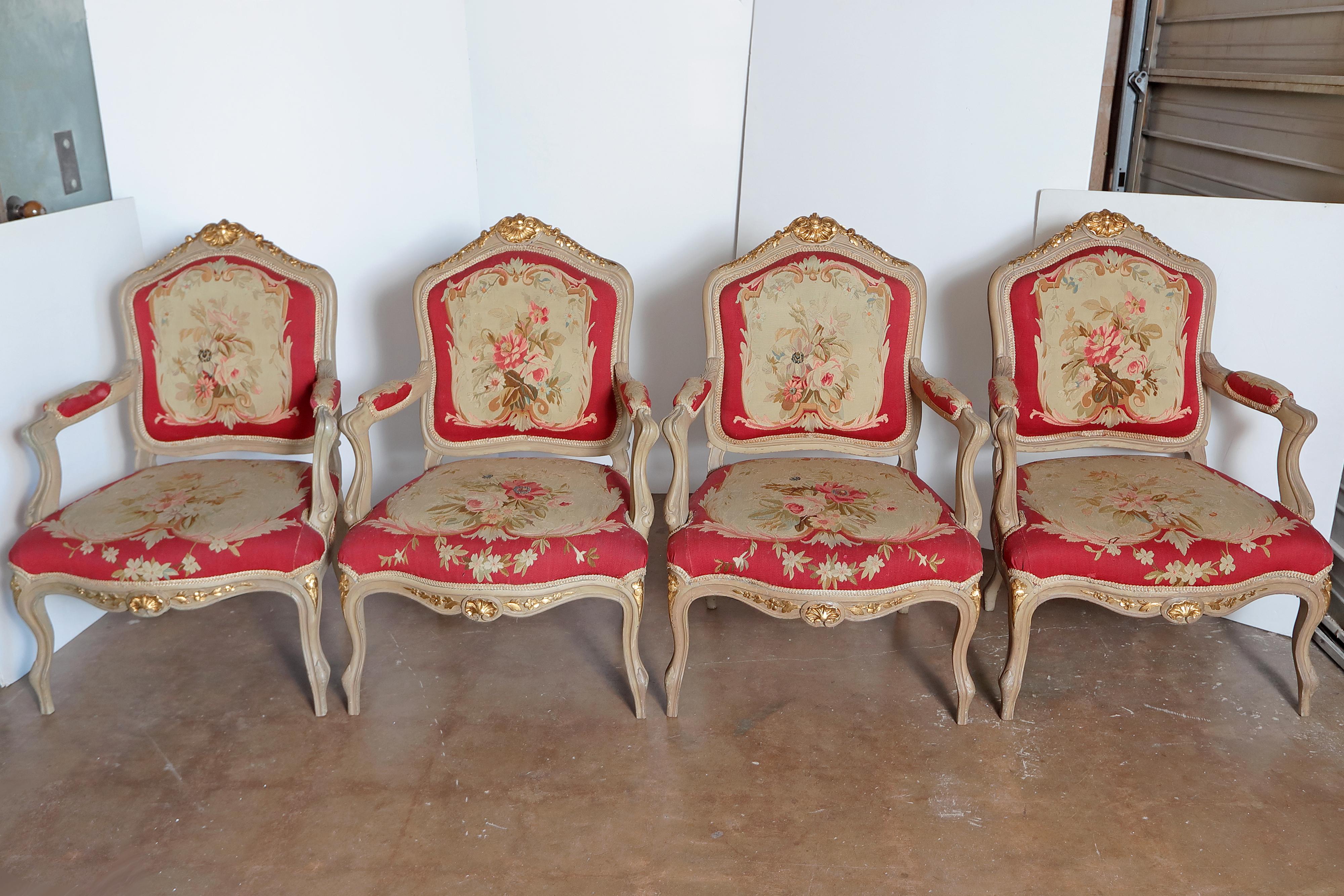 Doré Grande suite de chaises et banquette en tapisserie d'Aubusson de style Louis XV du 19ème siècle en vente