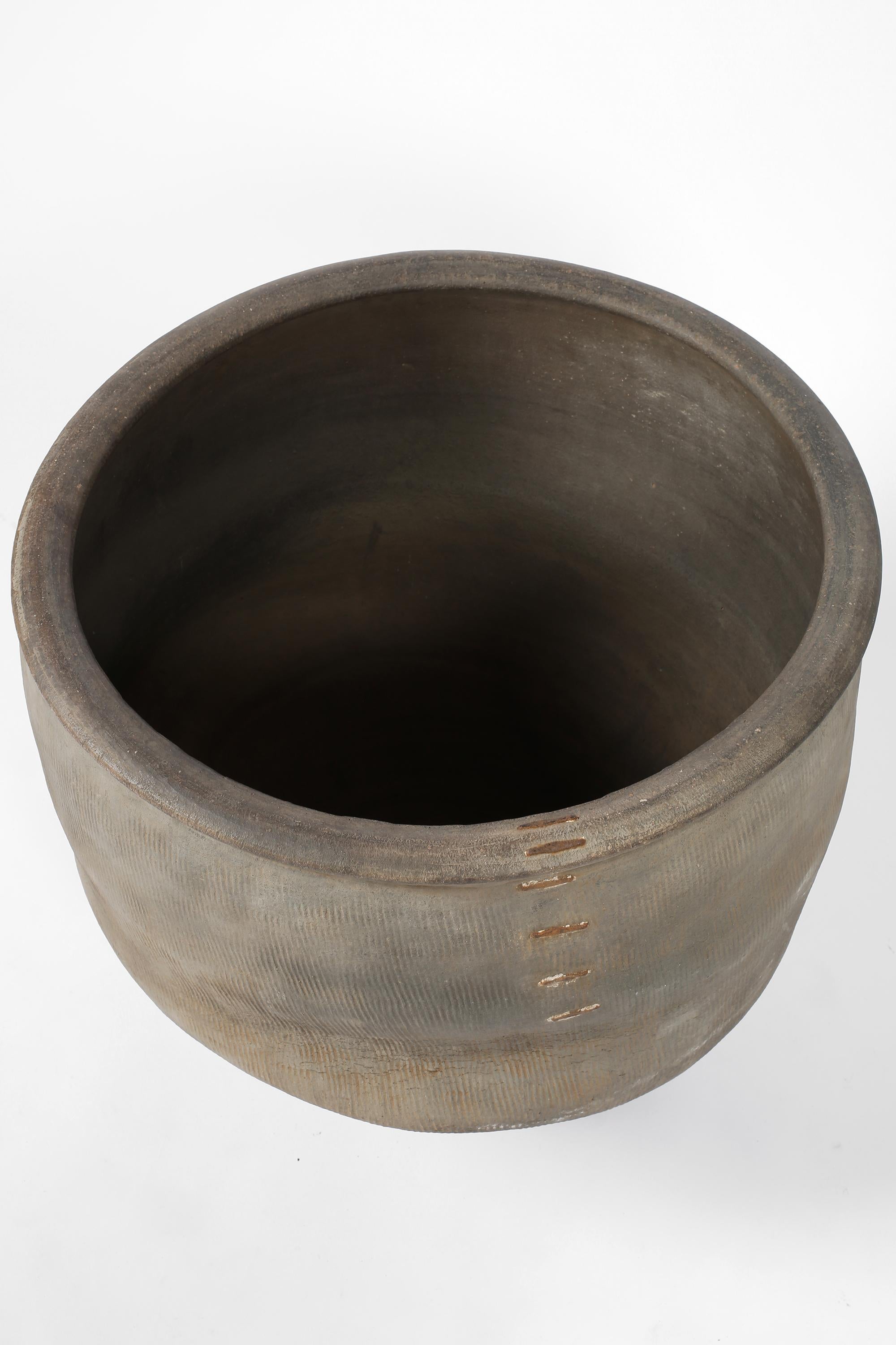 Grande vaso cinese Wabi Sabi del 19° secolo in argilla con pinzature in vendita 5