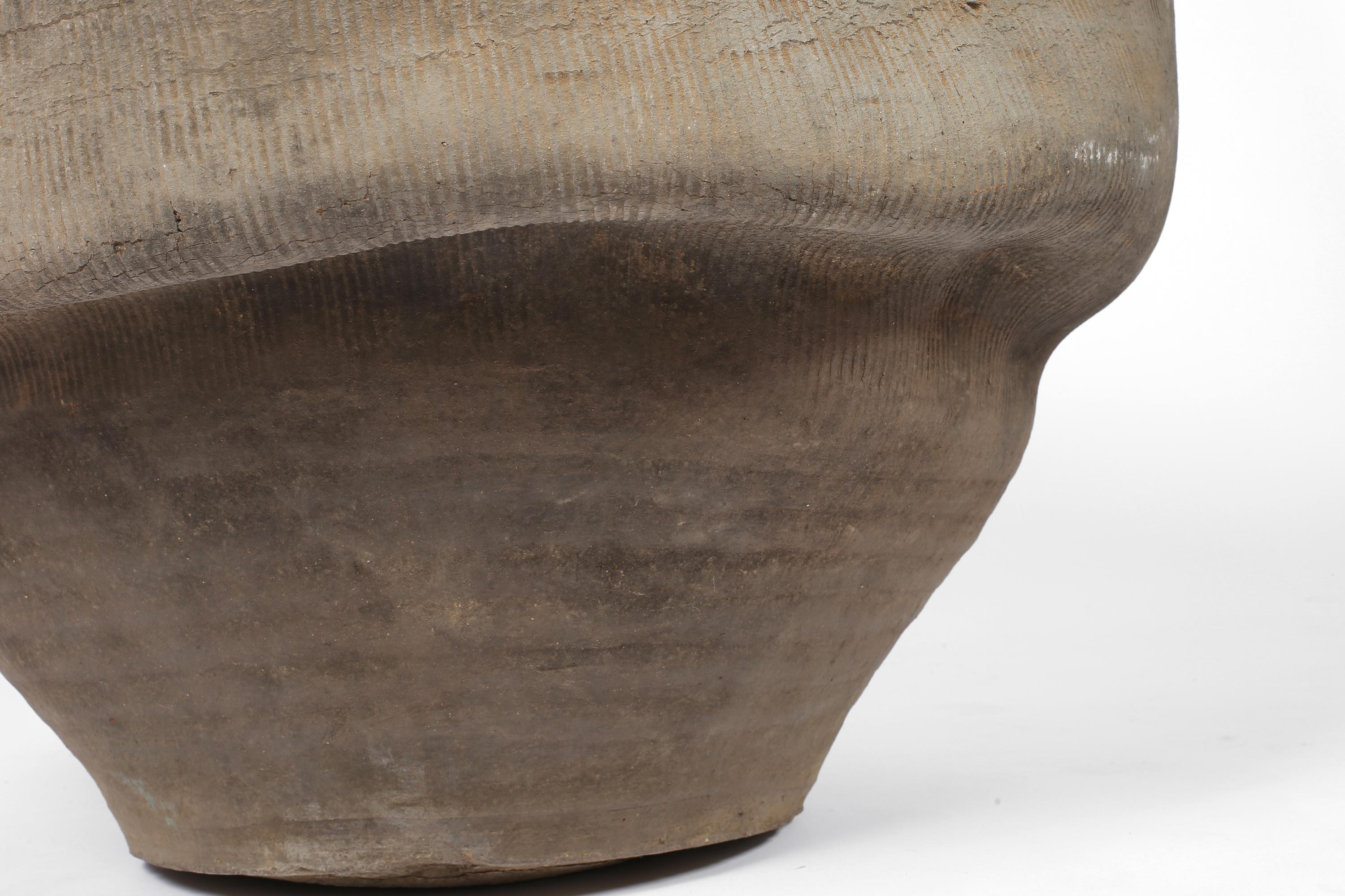 Grande vaso cinese Wabi Sabi del 19° secolo in argilla con pinzature in vendita 6